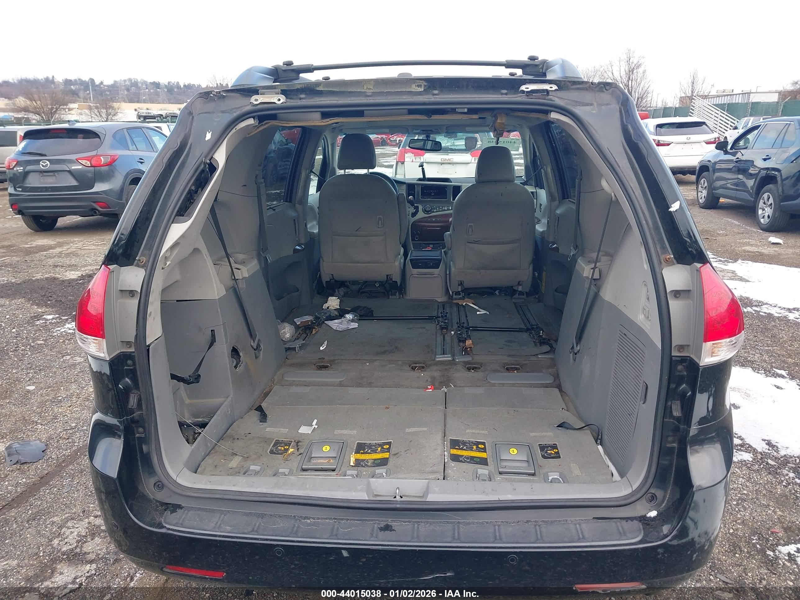 TOYOTA SIENNA image 6