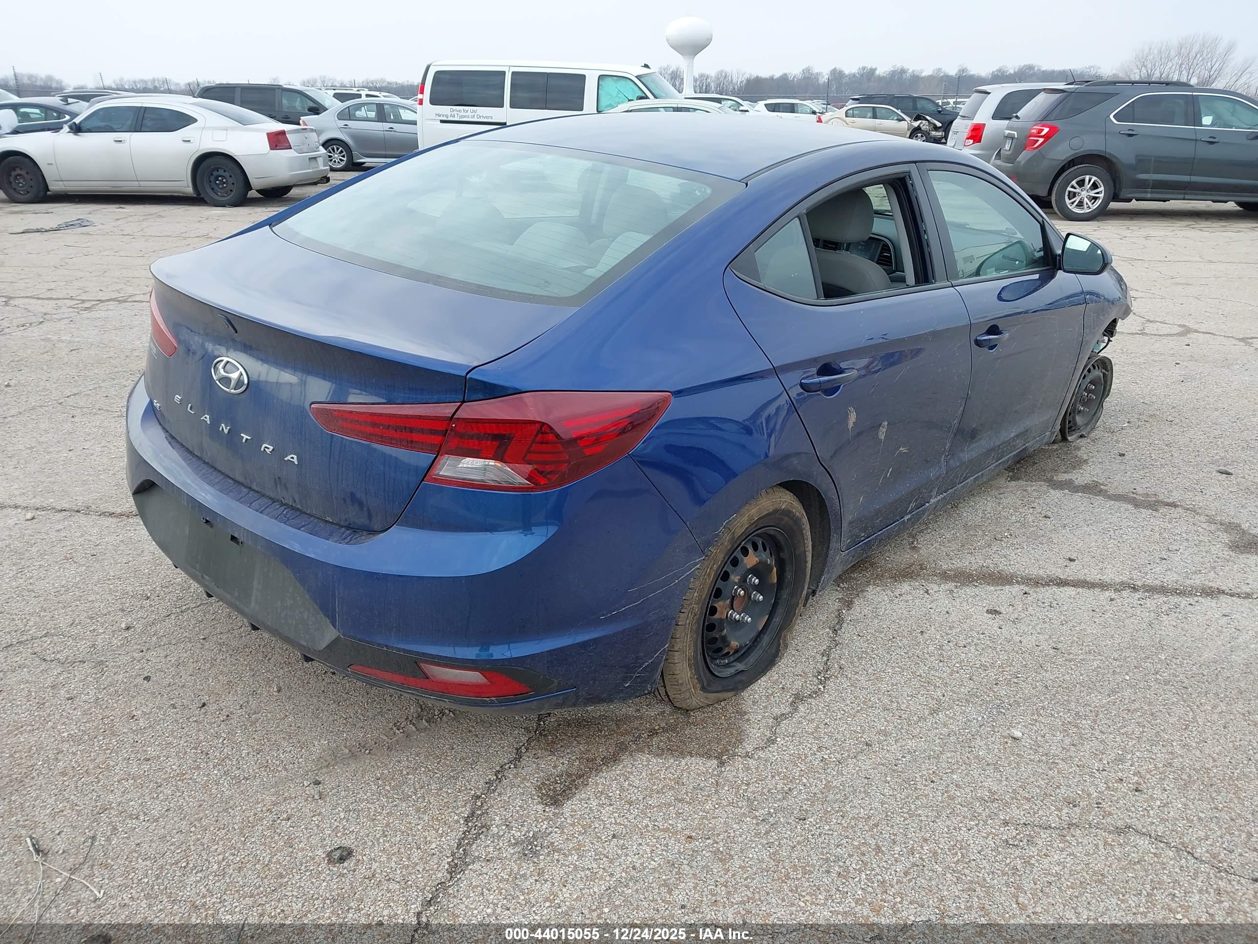 HYUNDAI ELANTRA image 4