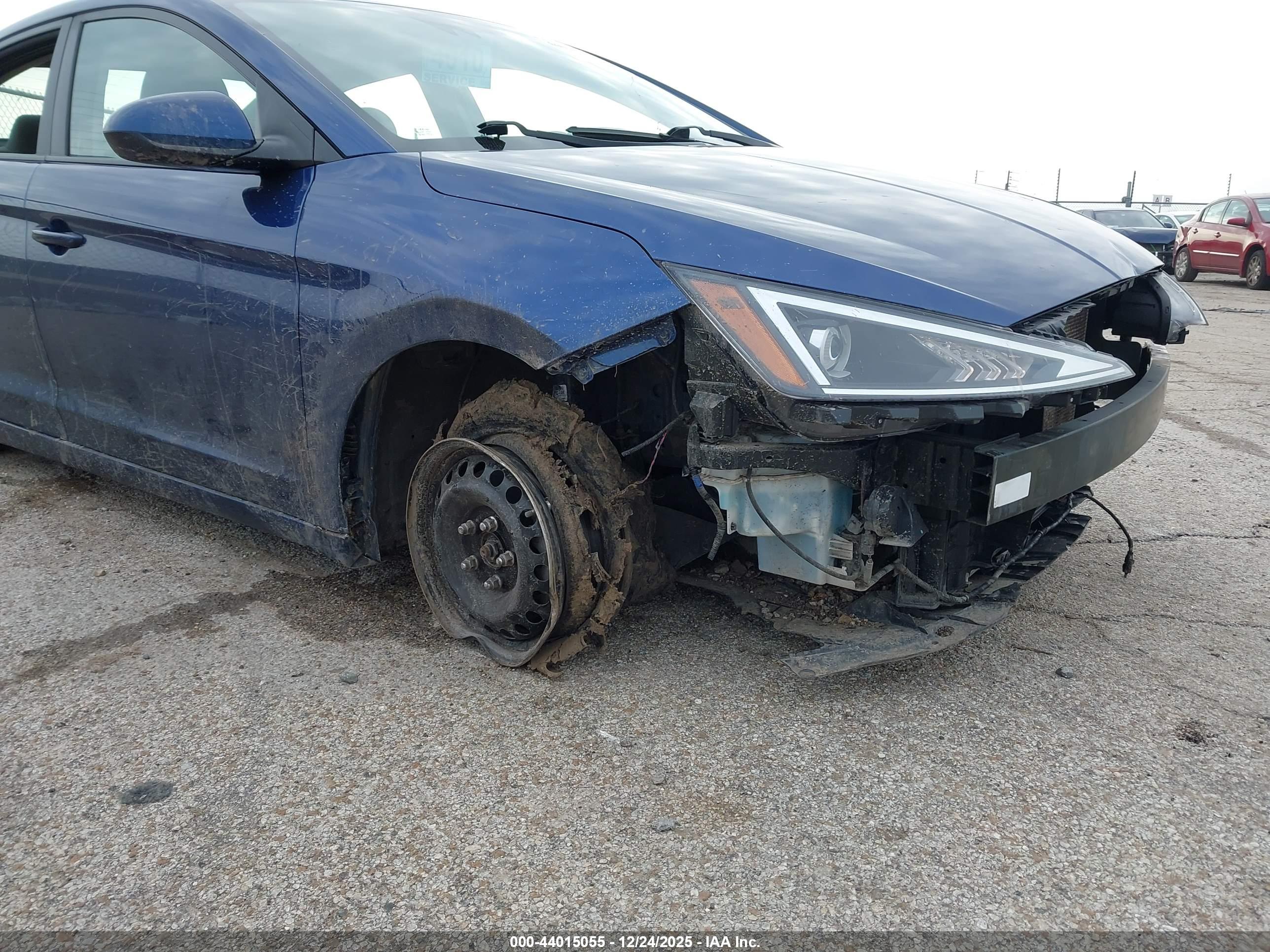 HYUNDAI ELANTRA image 6