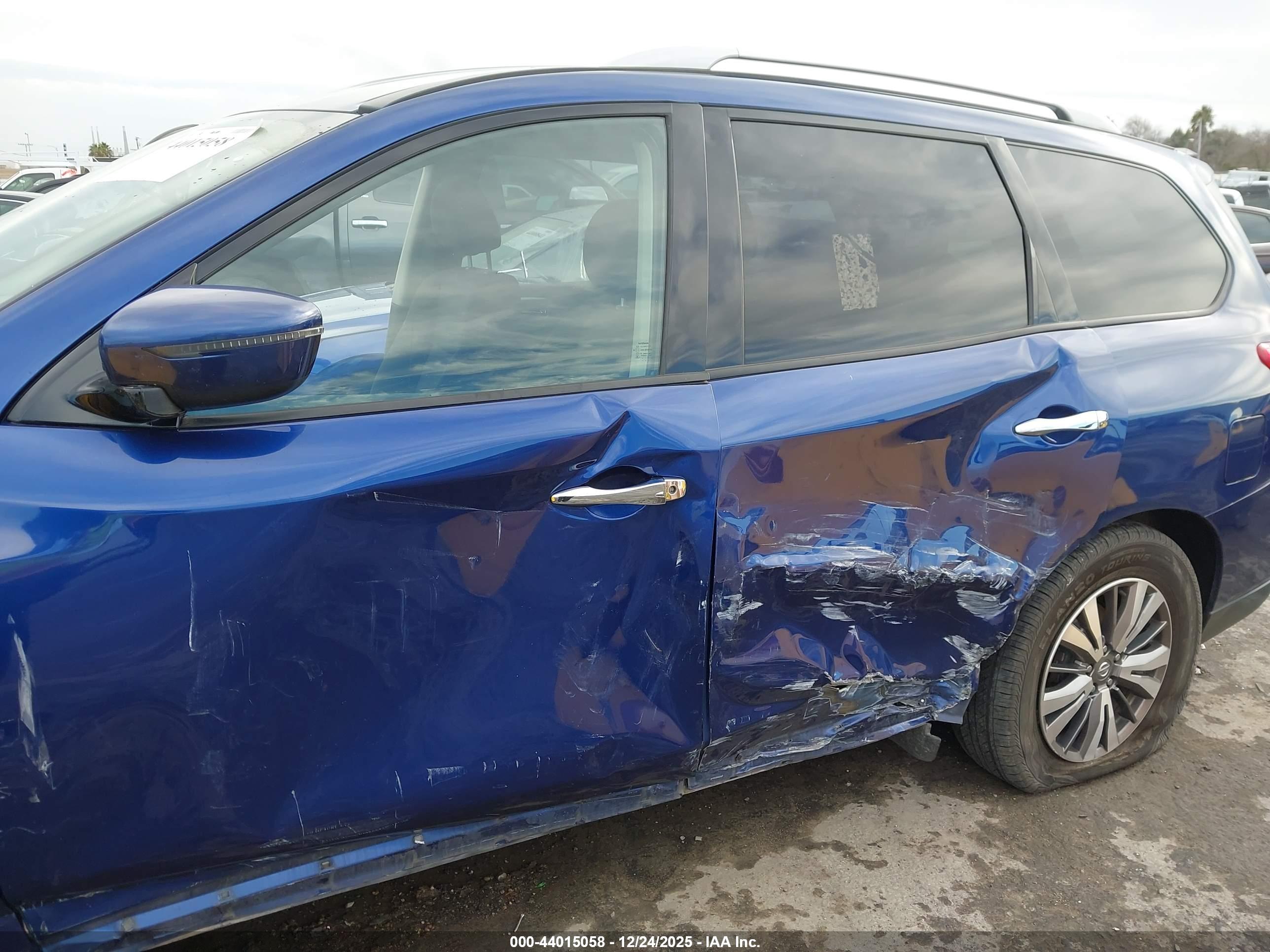 NISSAN PATHFINDER image 6