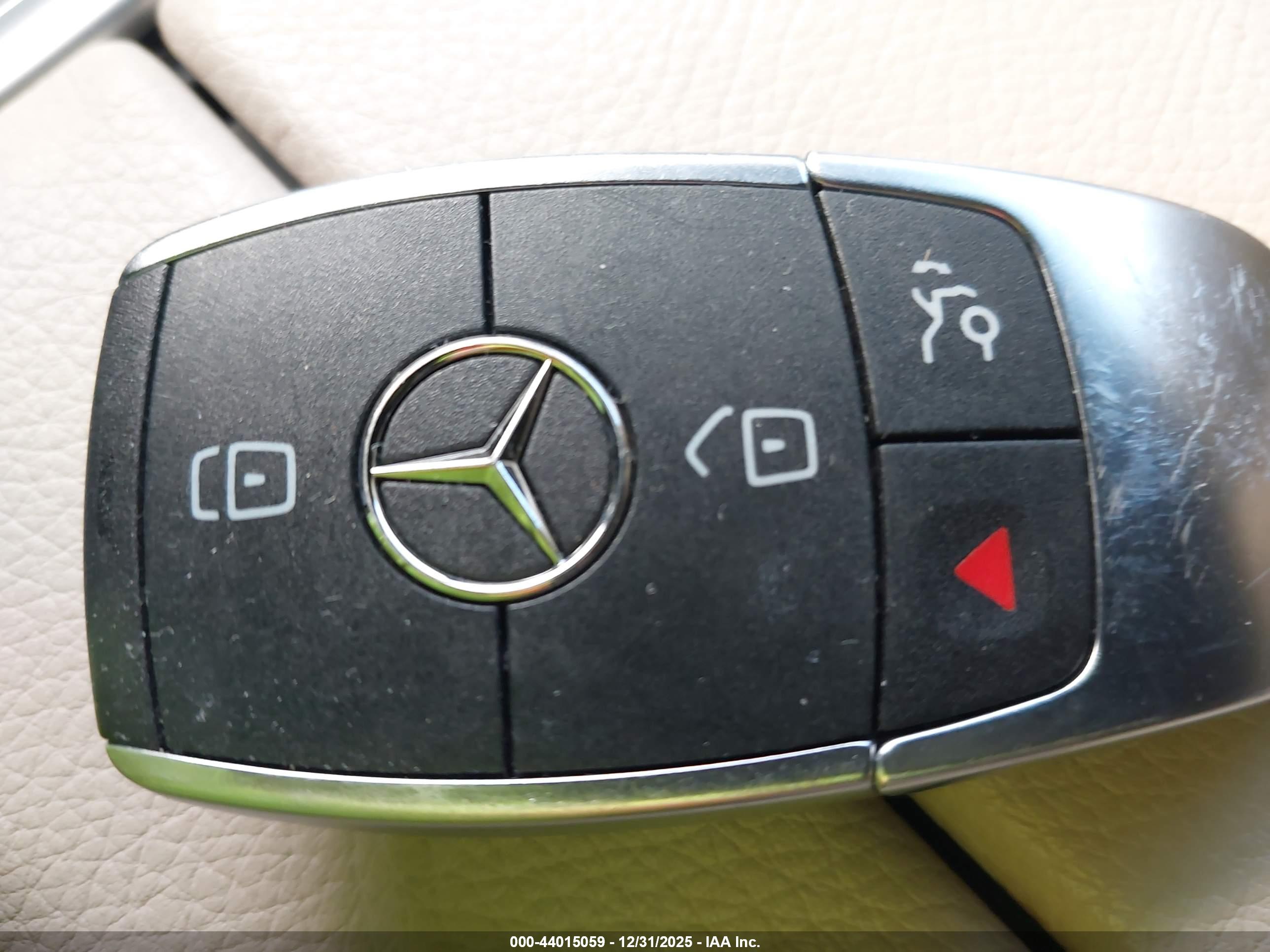MERCEDES-BENZ GLC image 11