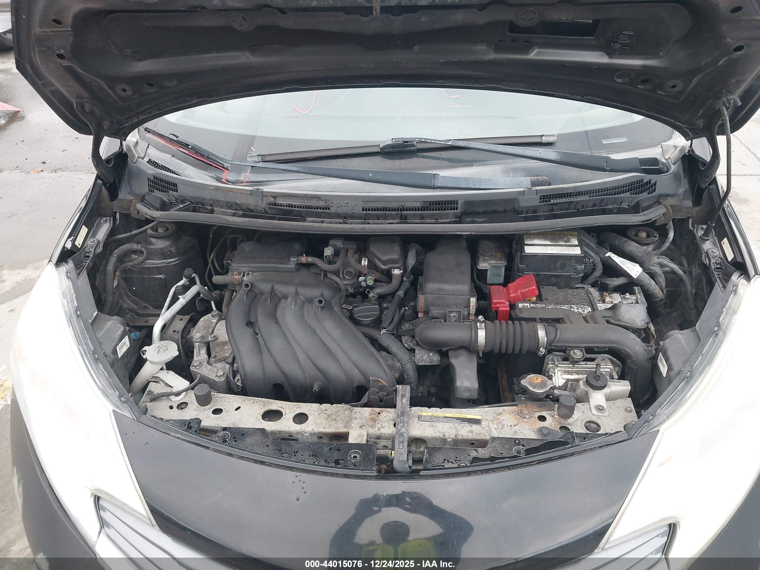 NISSAN VERSA image 10