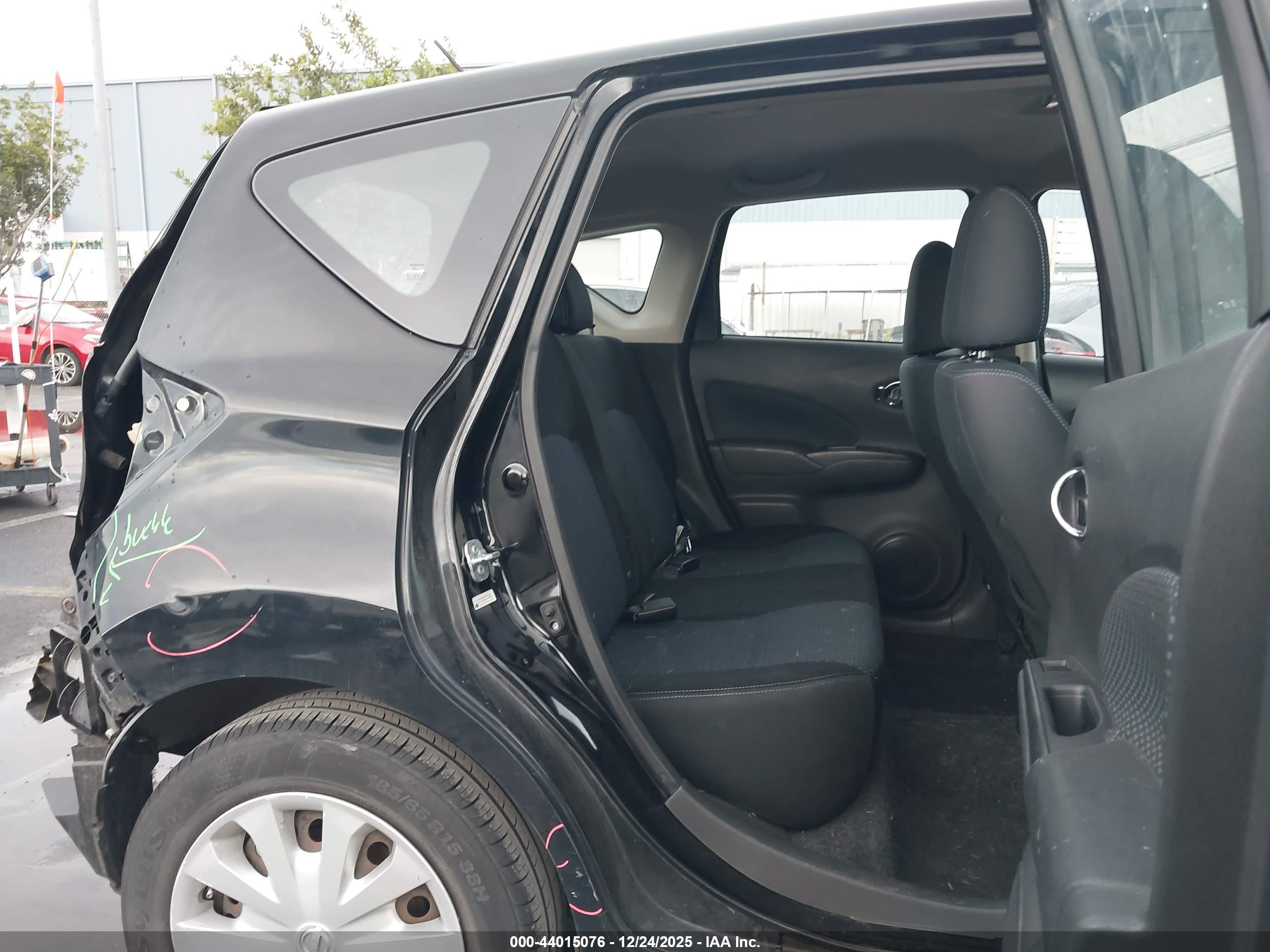NISSAN VERSA image 8