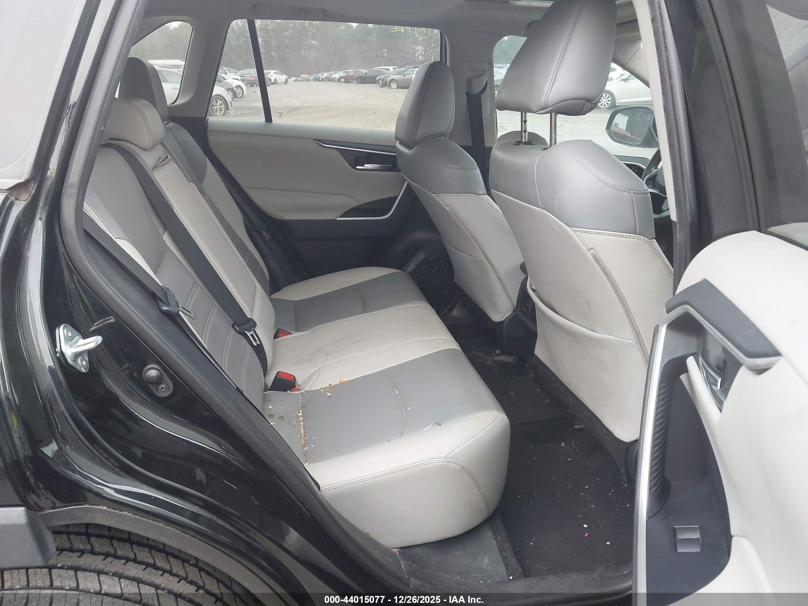 TOYOTA RAV4 image 8