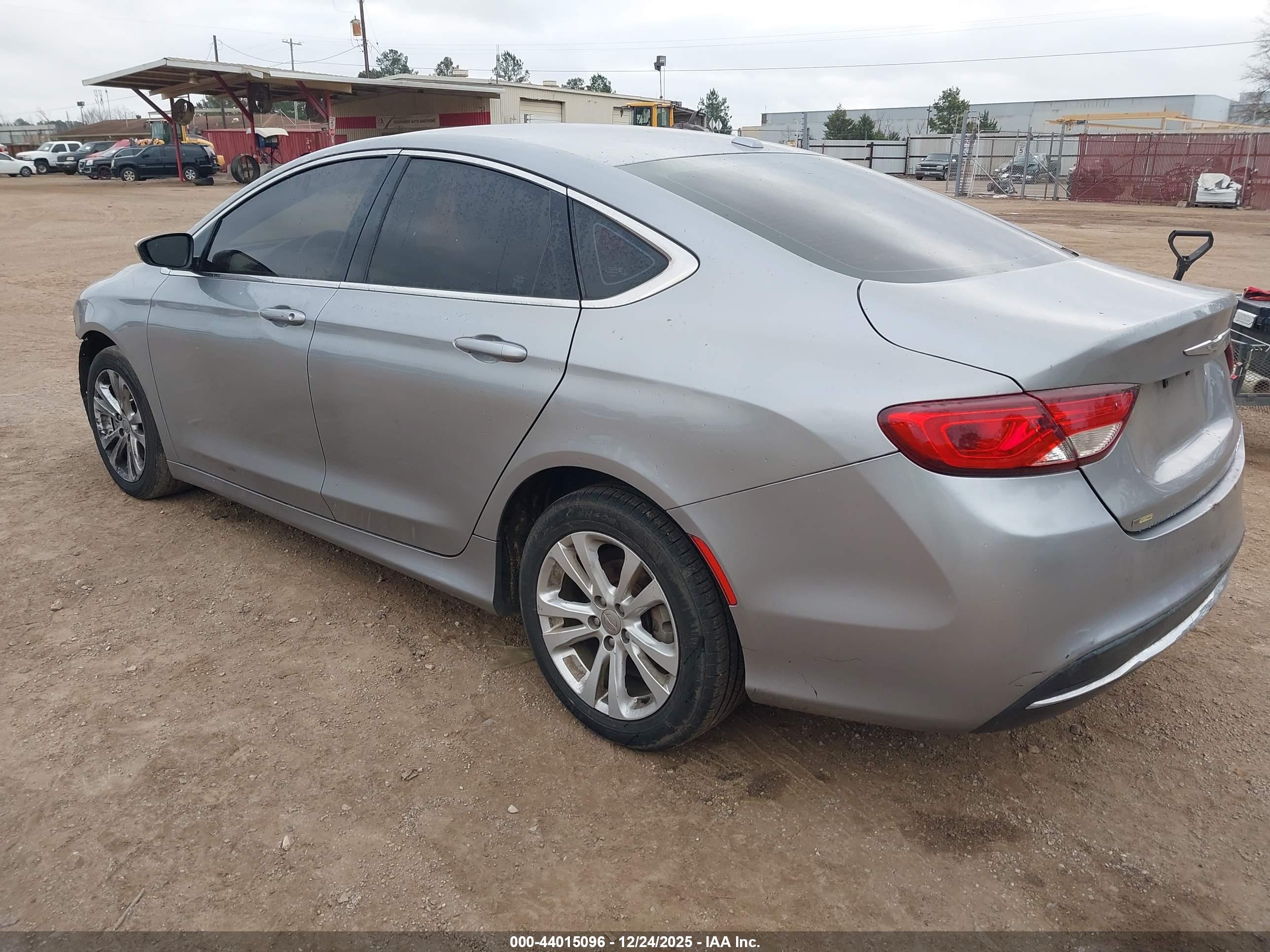 CHRYSLER 200 image 3
