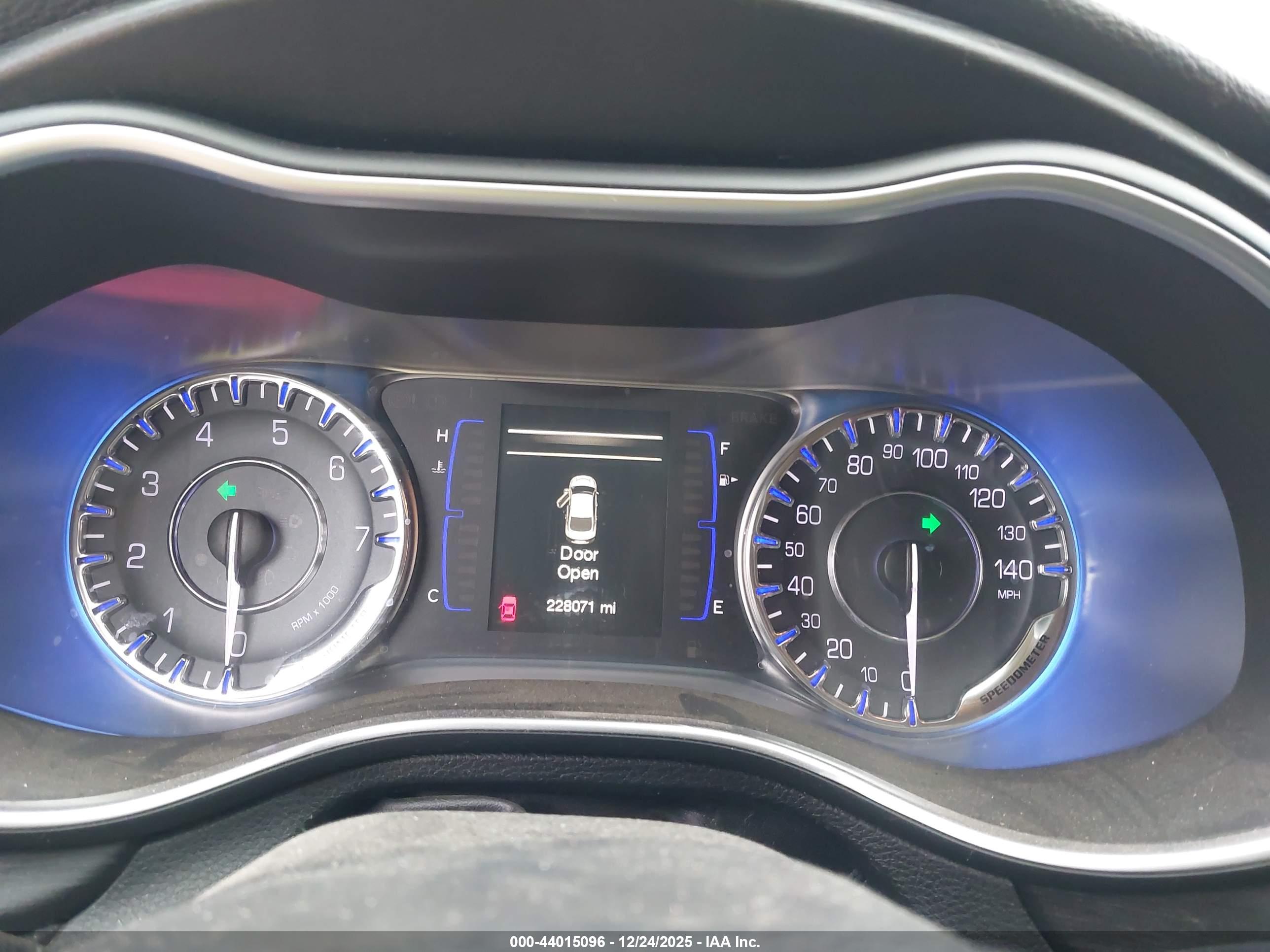 CHRYSLER 200 image 7