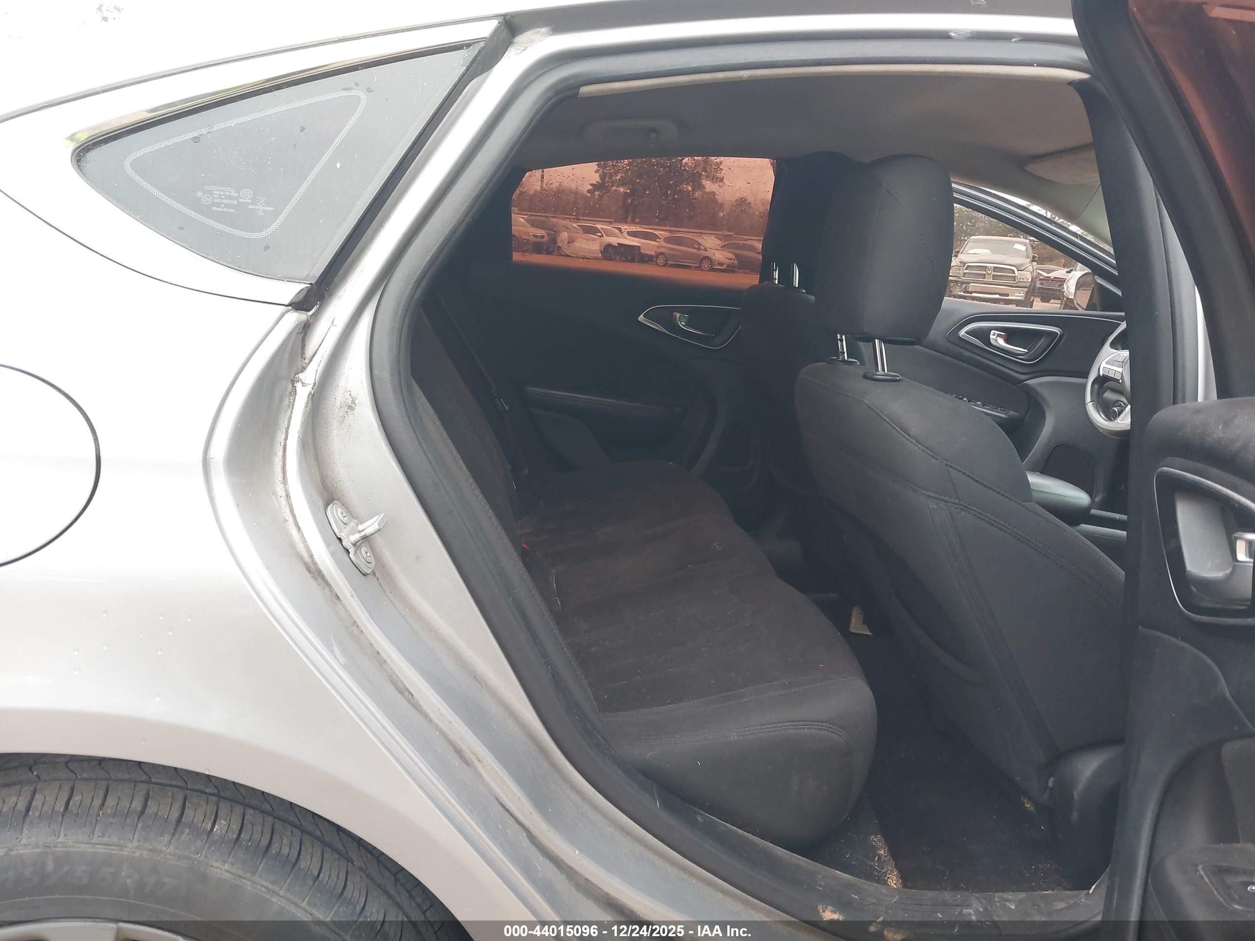 CHRYSLER 200 image 8