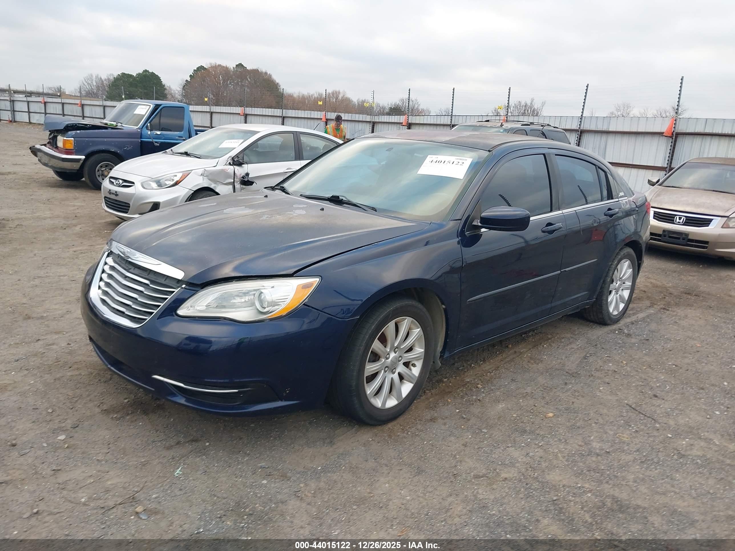 CHRYSLER 200 image 2