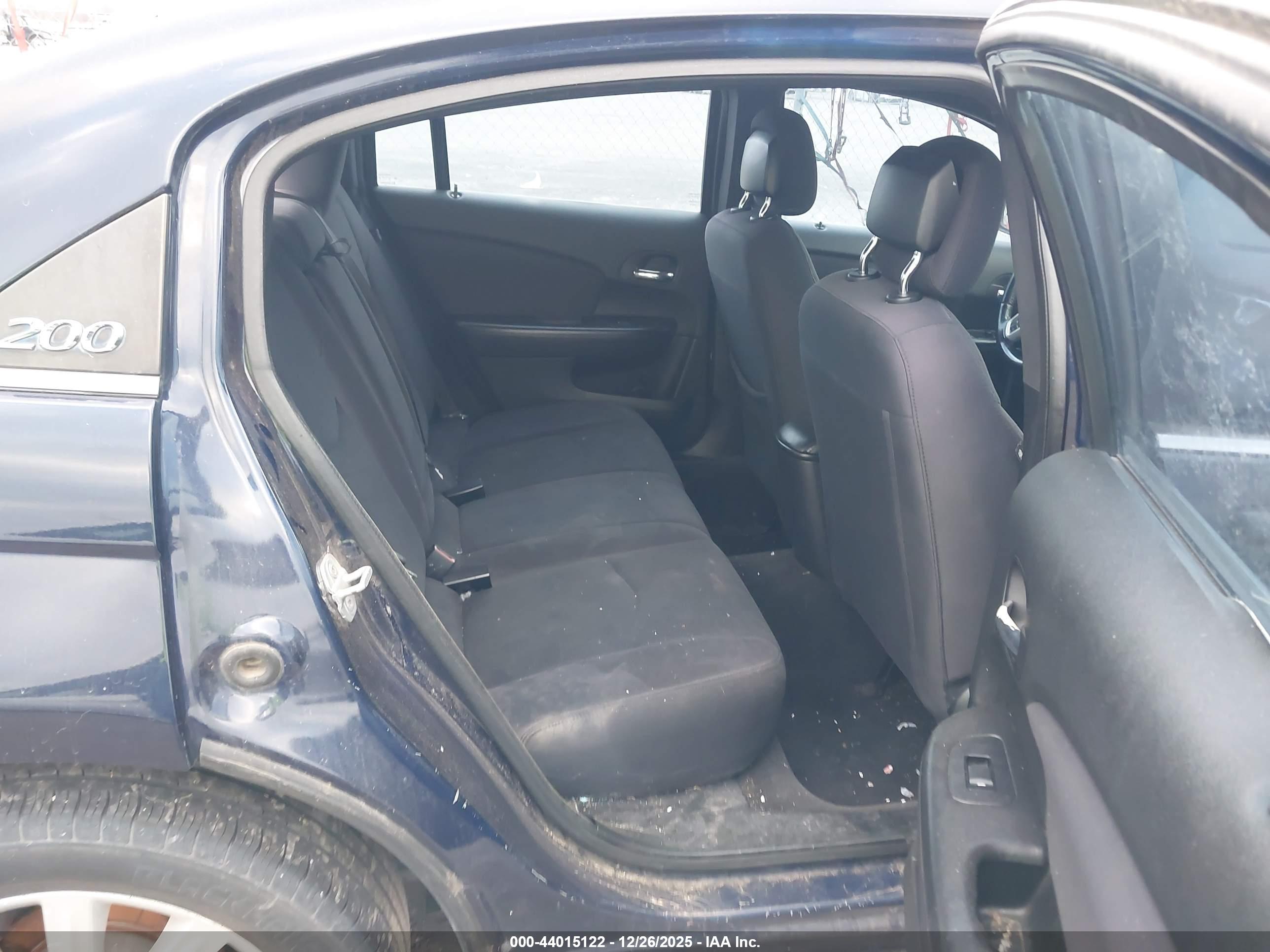 CHRYSLER 200 image 8