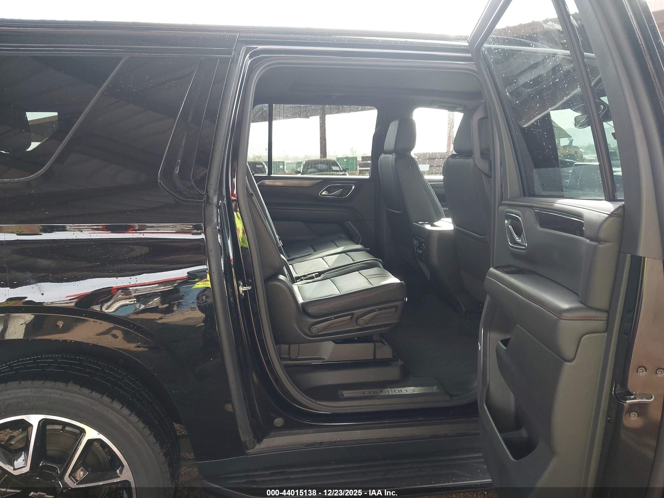 CHEVROLET SUBURBAN image 8