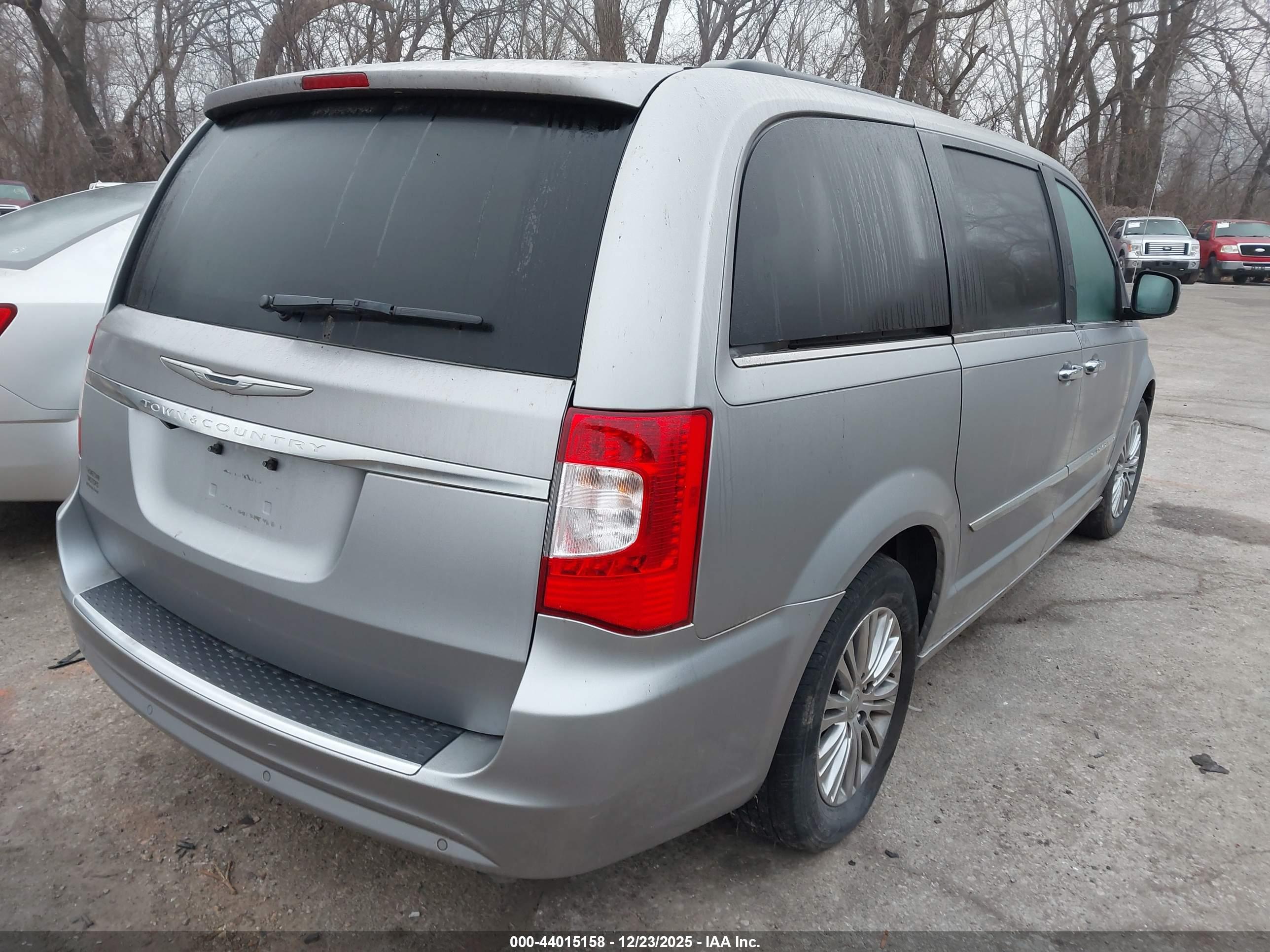 CHRYSLER TOWN image 4