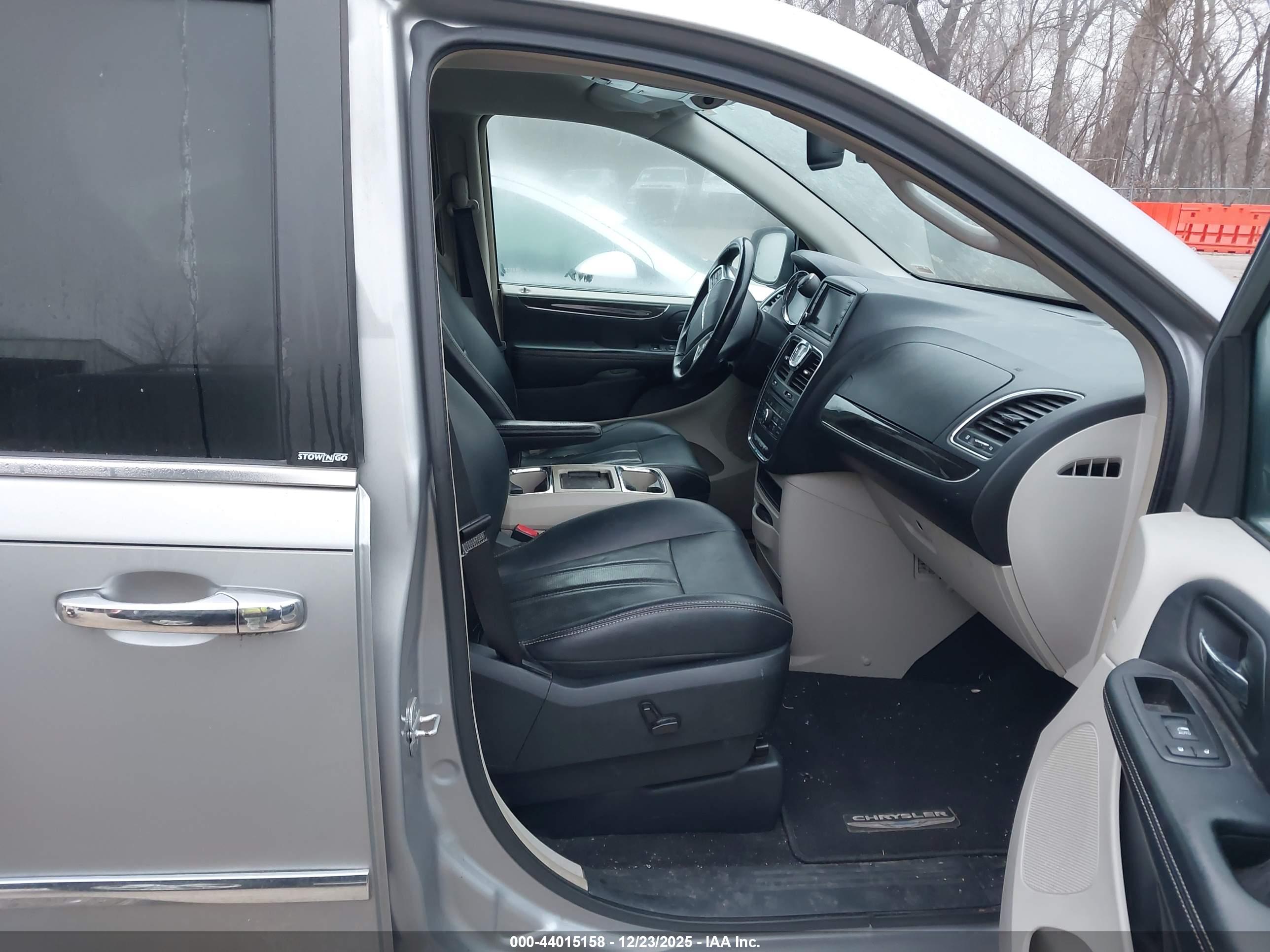 CHRYSLER TOWN image 5