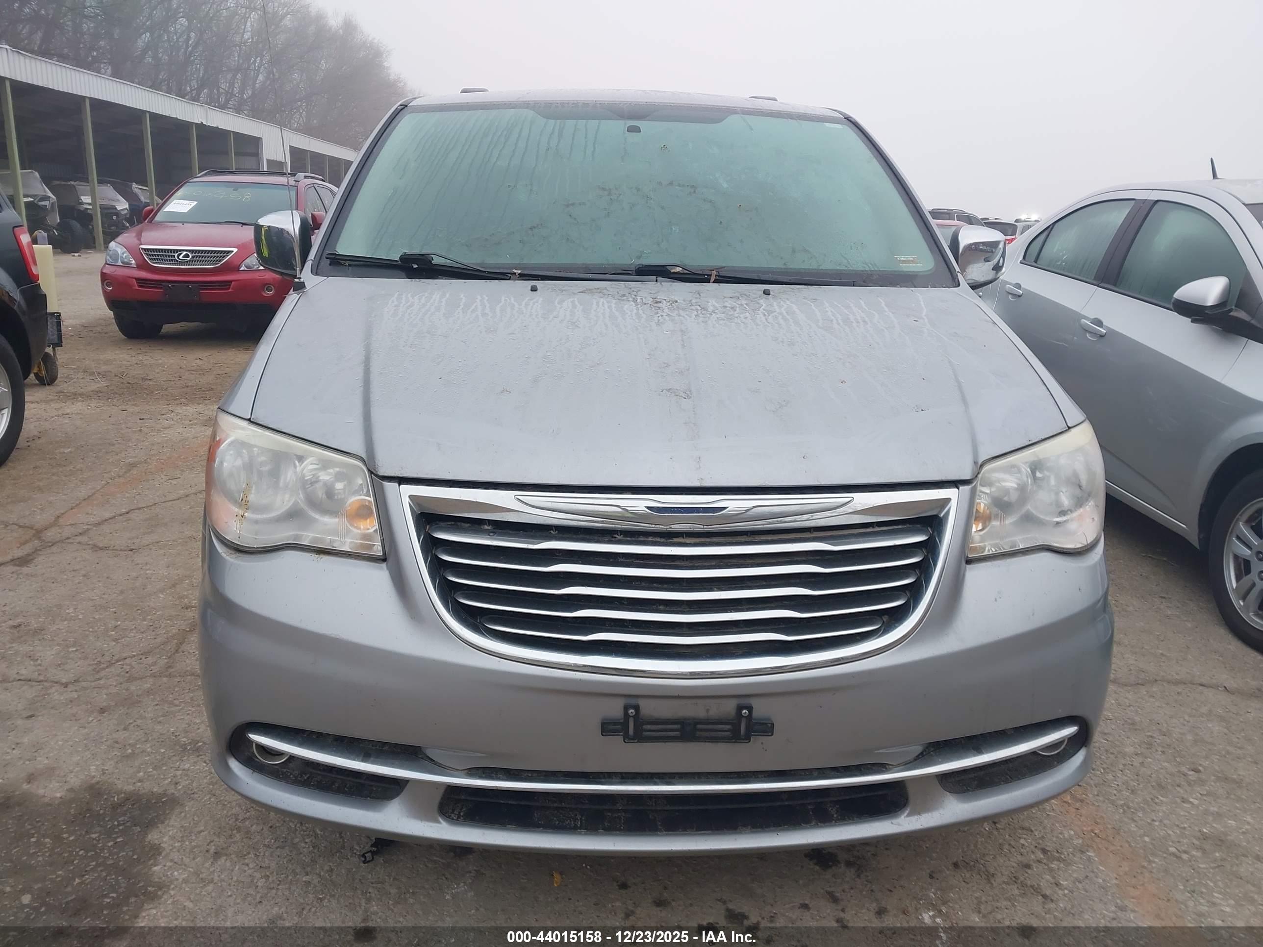 CHRYSLER TOWN image 6