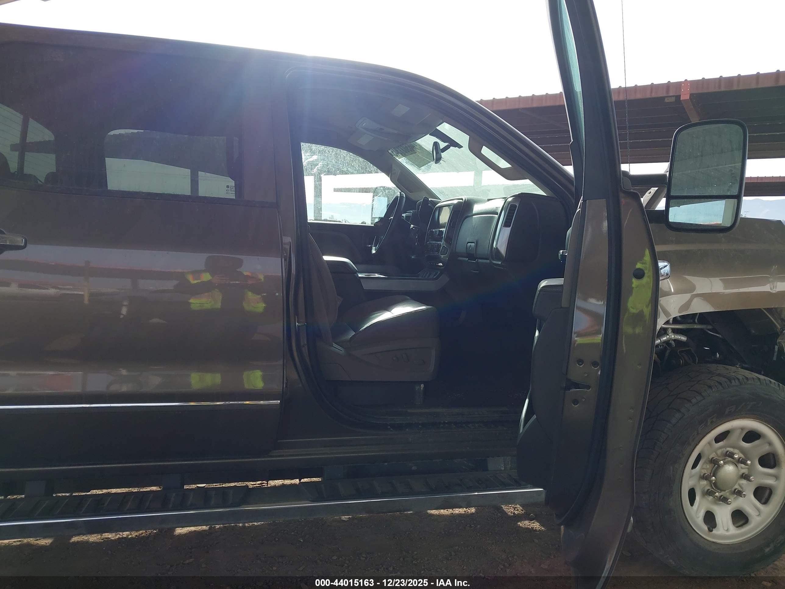 CHEVROLET SILVERADO image 5