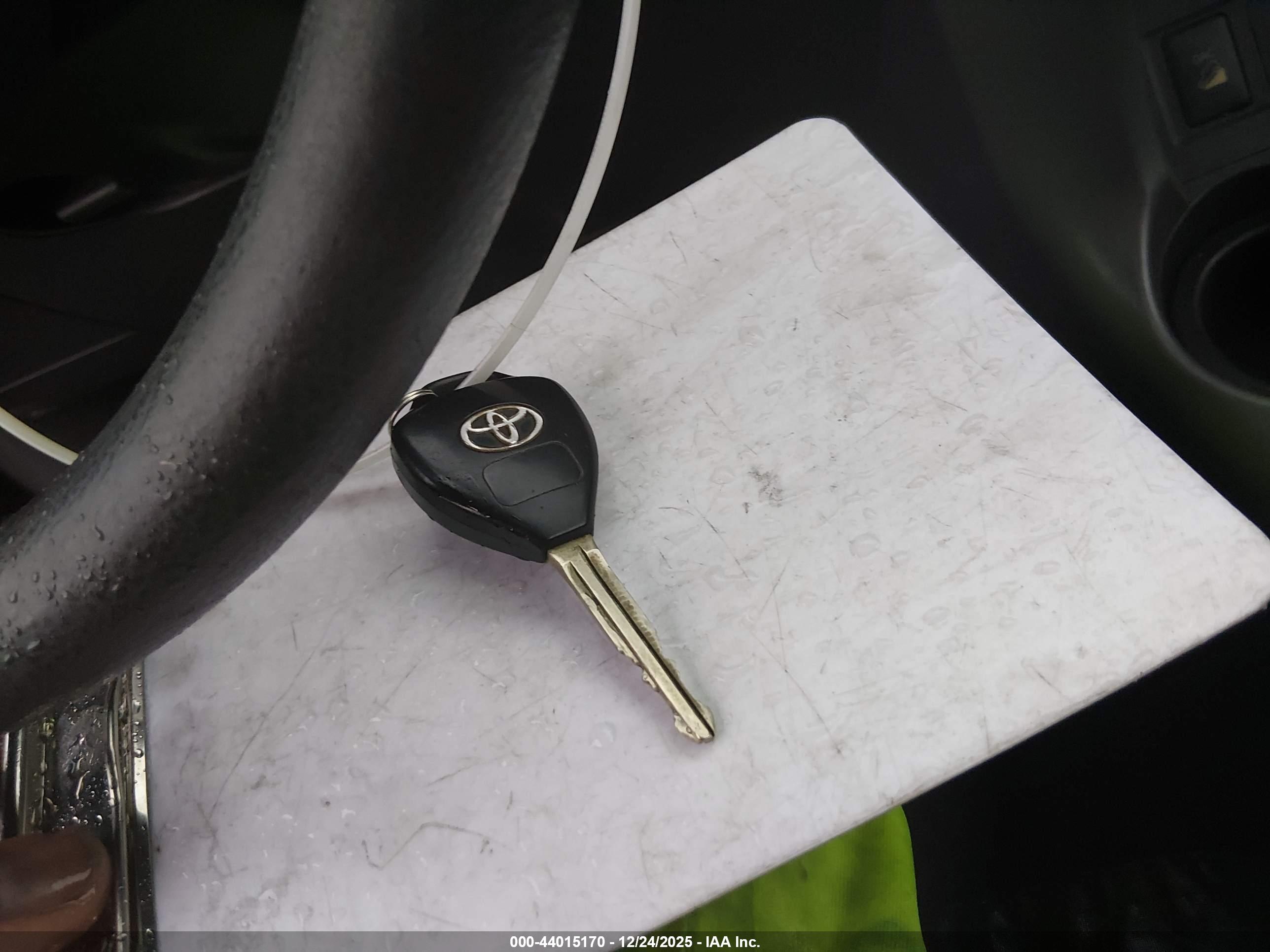 TOYOTA RAV4 image 11
