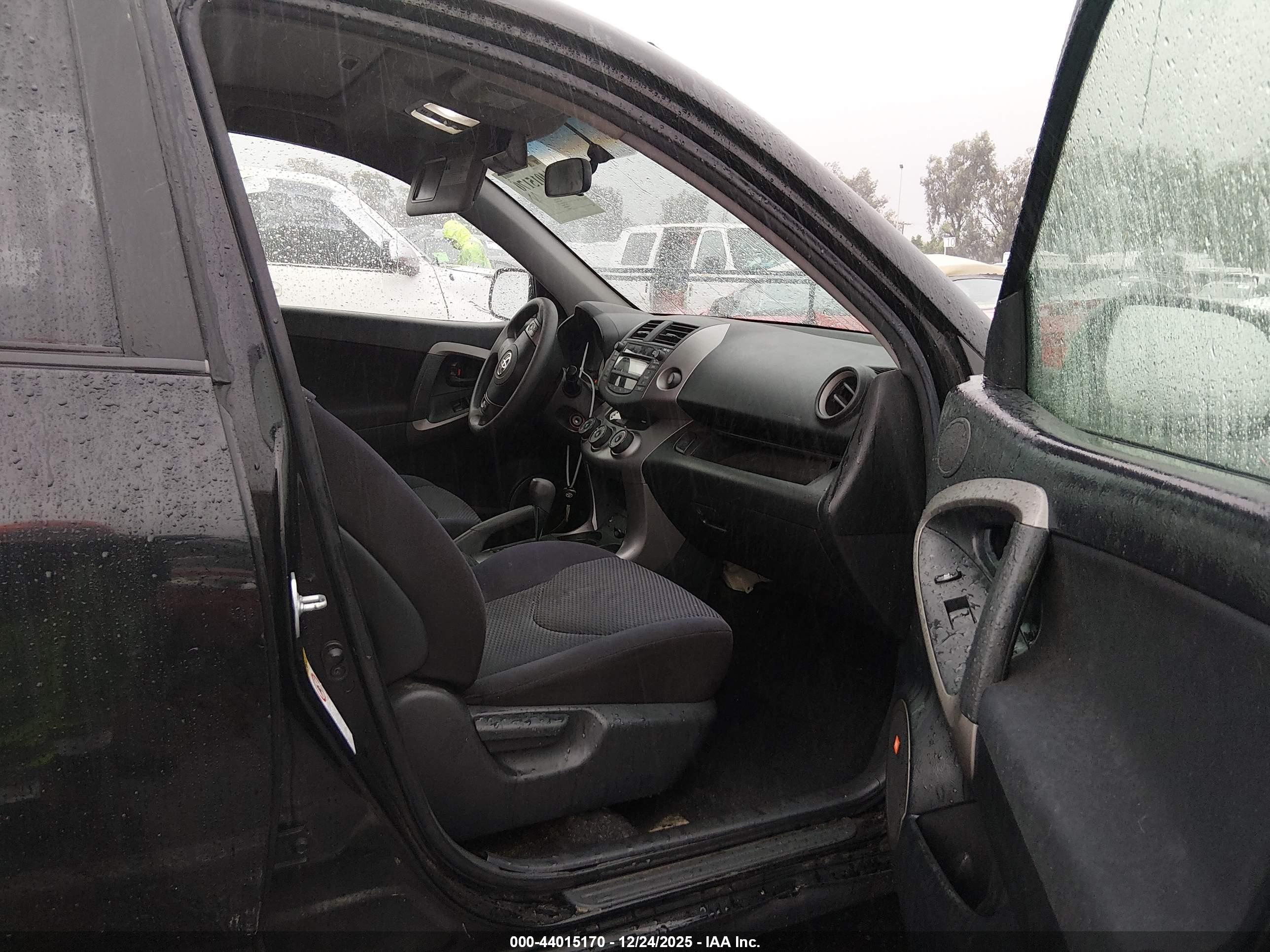 TOYOTA RAV4 image 5