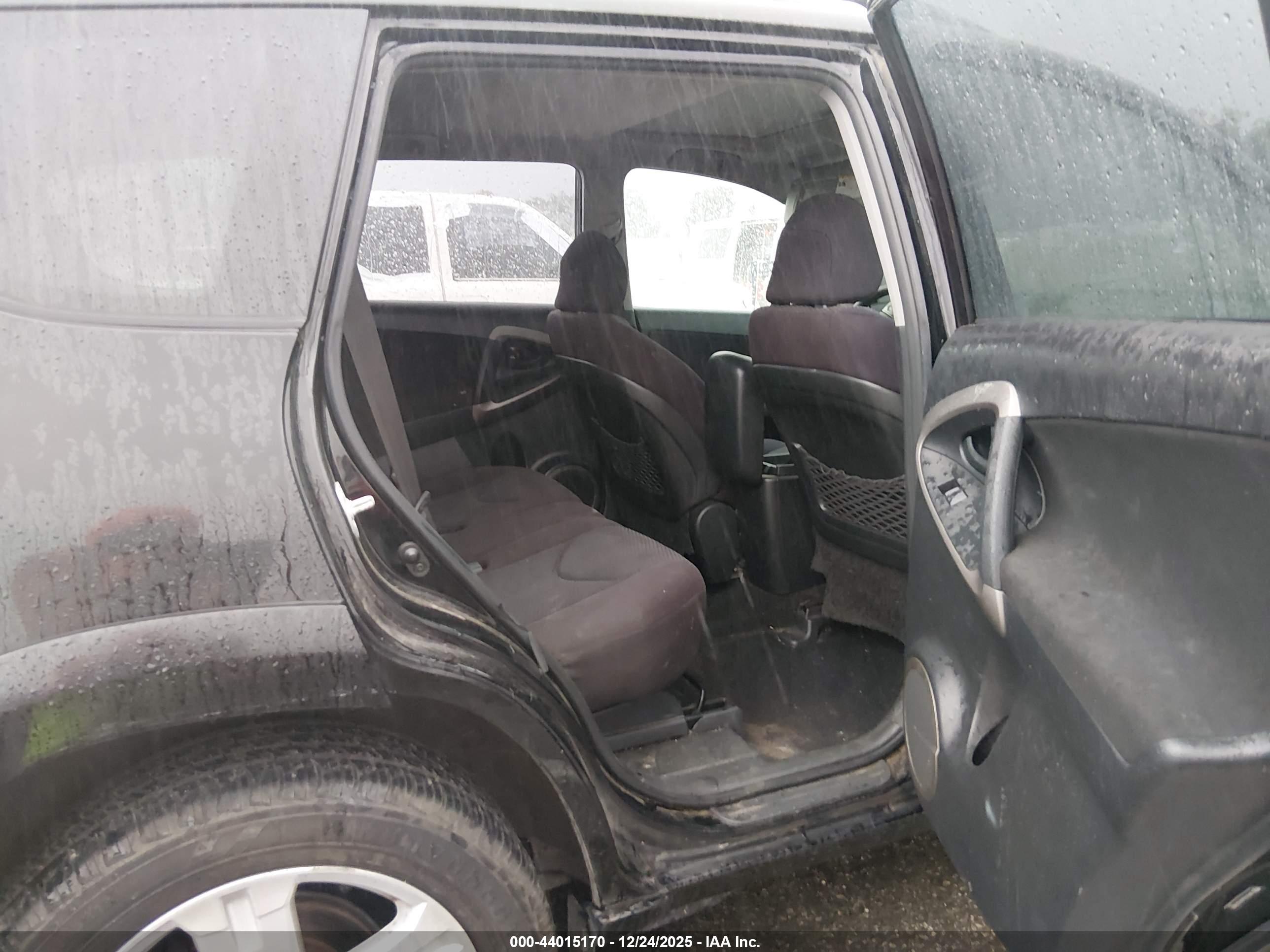 TOYOTA RAV4 image 8