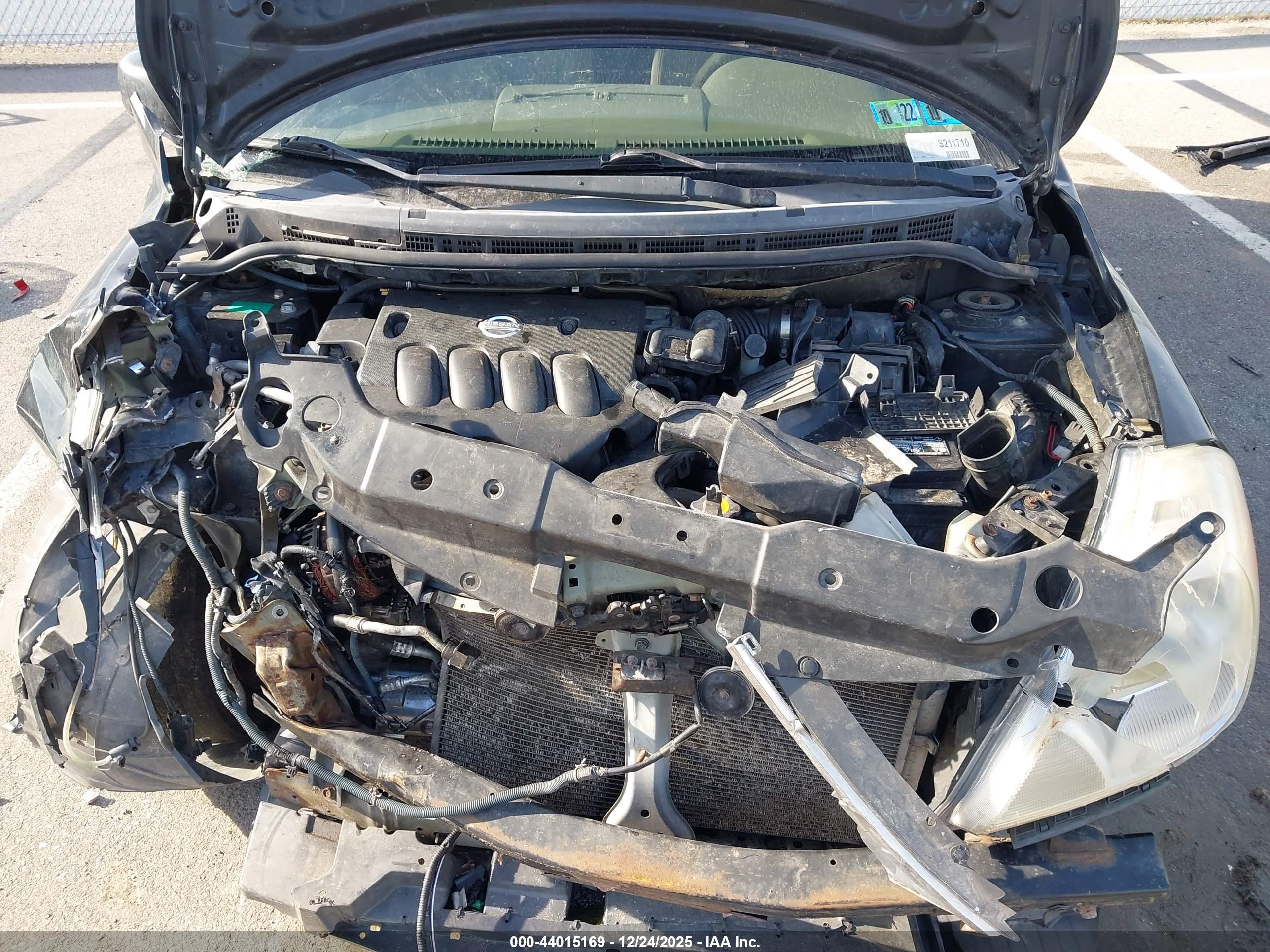 NISSAN VERSA image 10