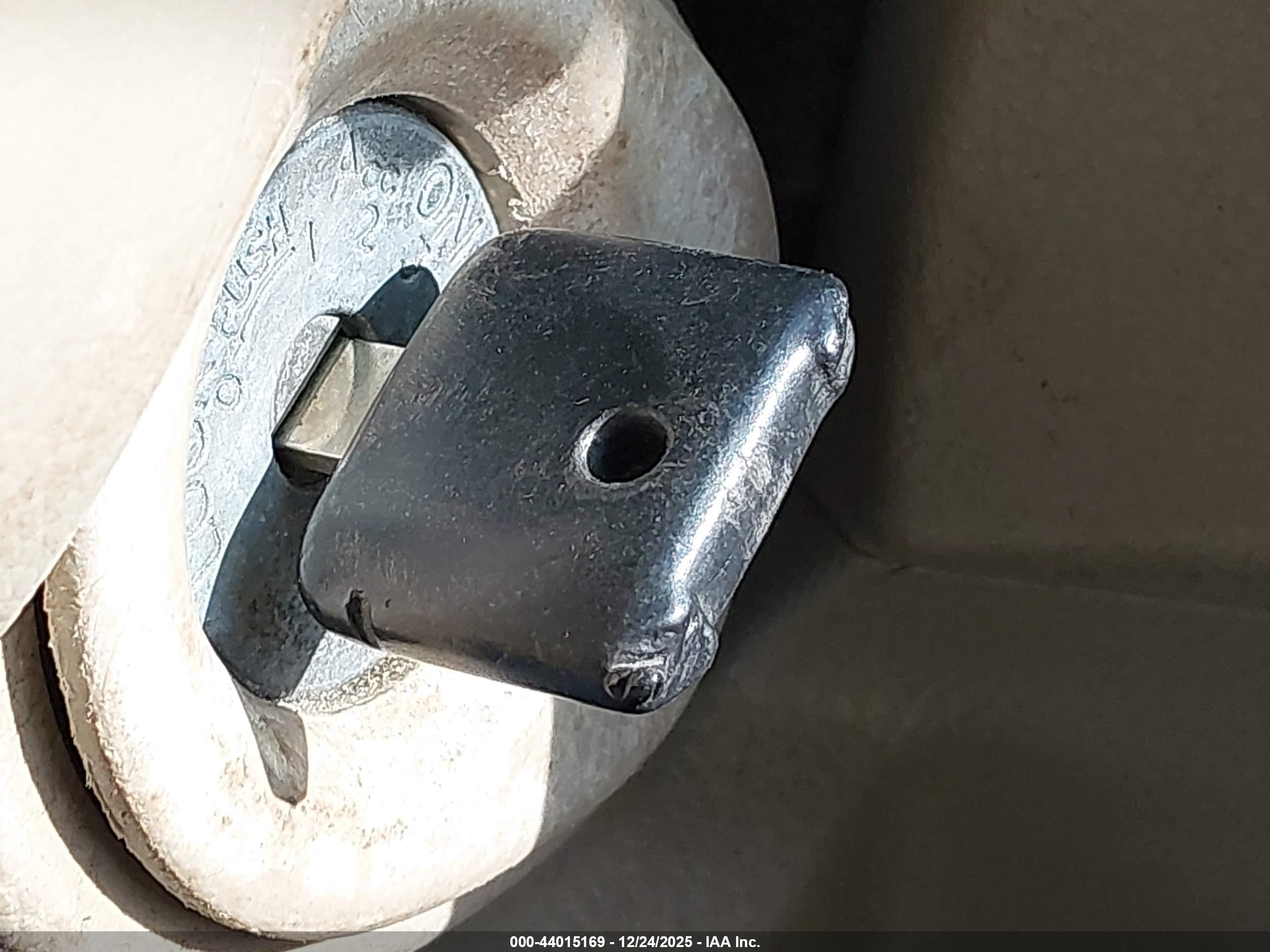 NISSAN VERSA image 11