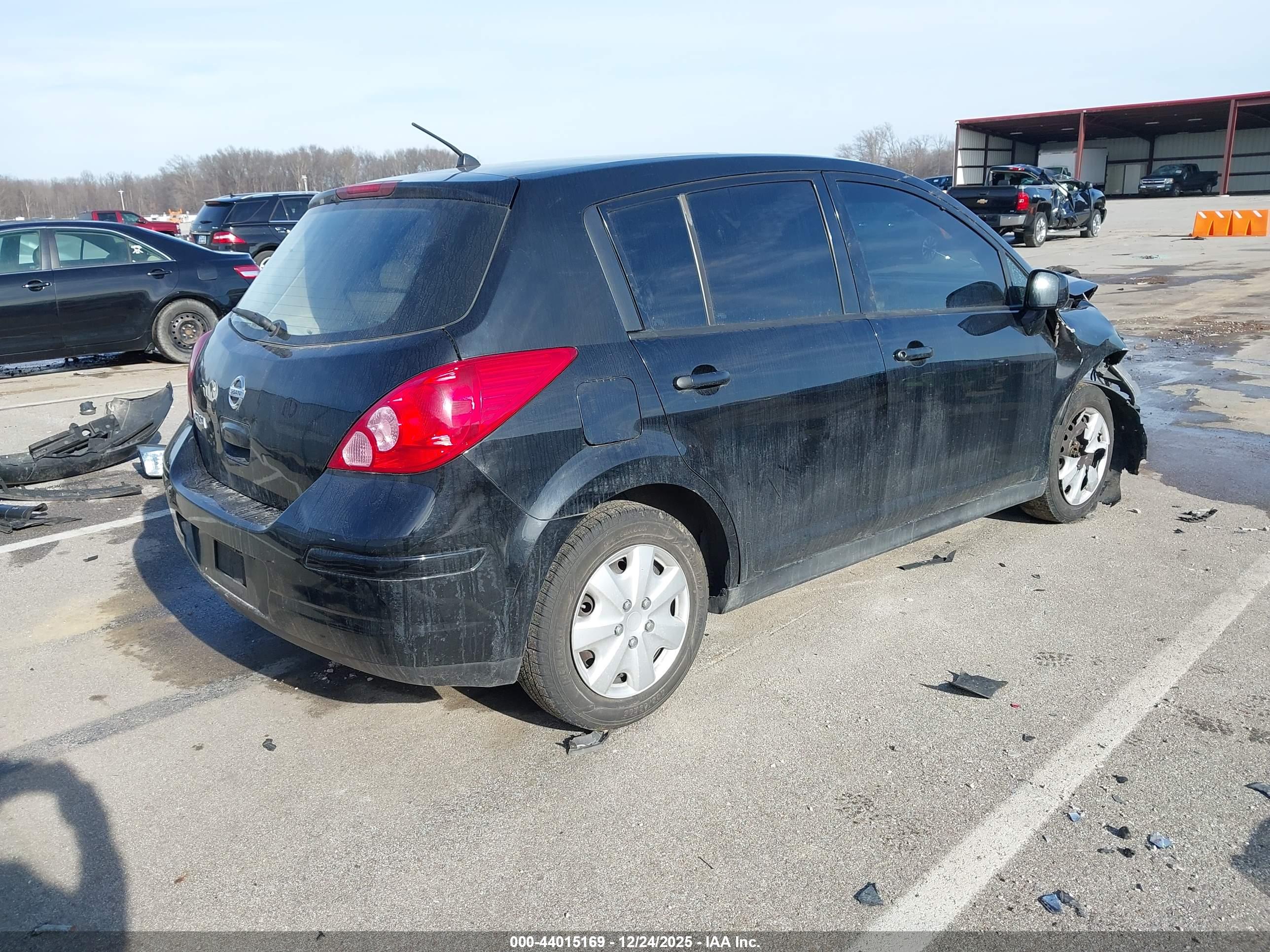 NISSAN VERSA image 4