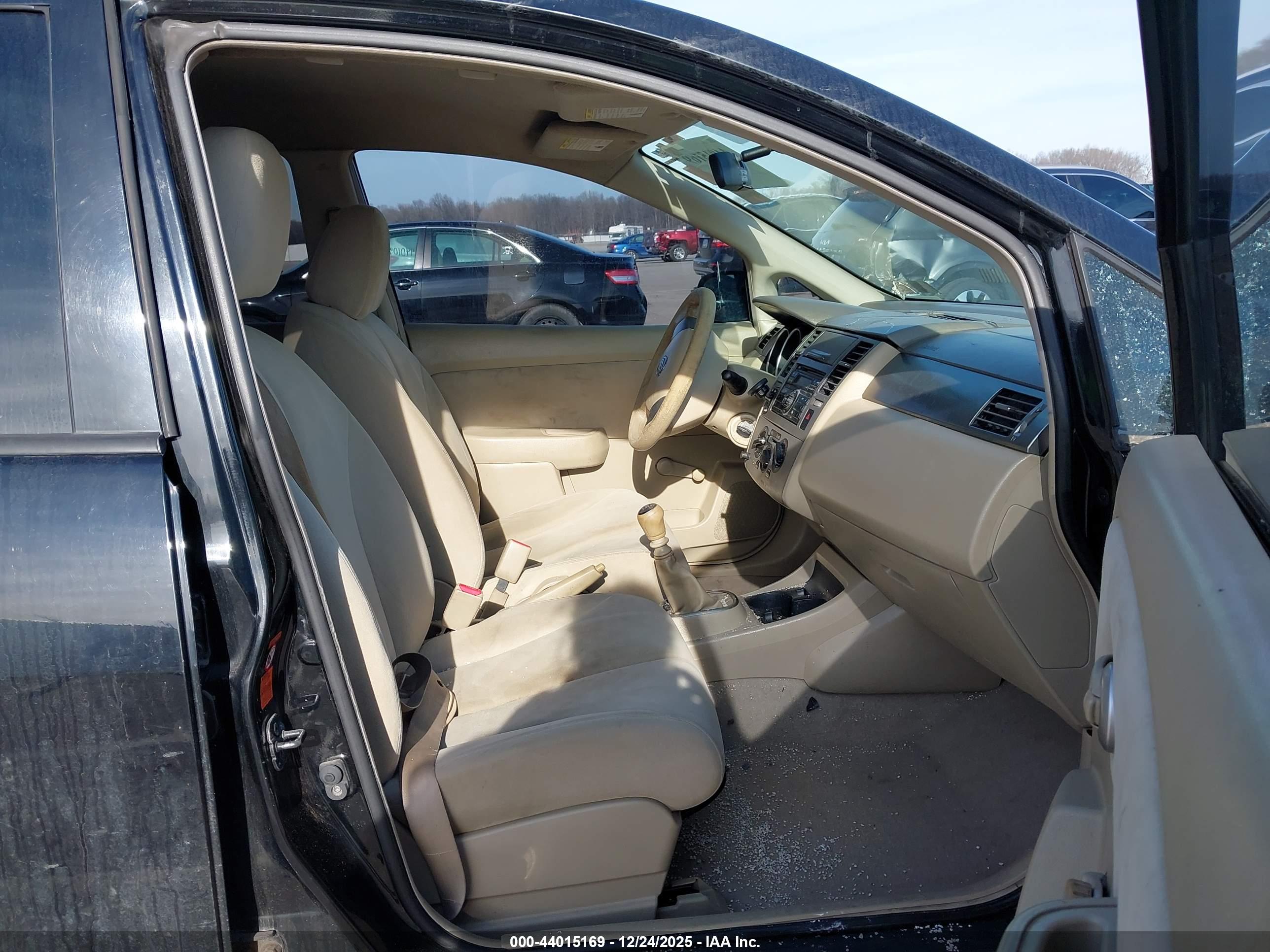 NISSAN VERSA image 5