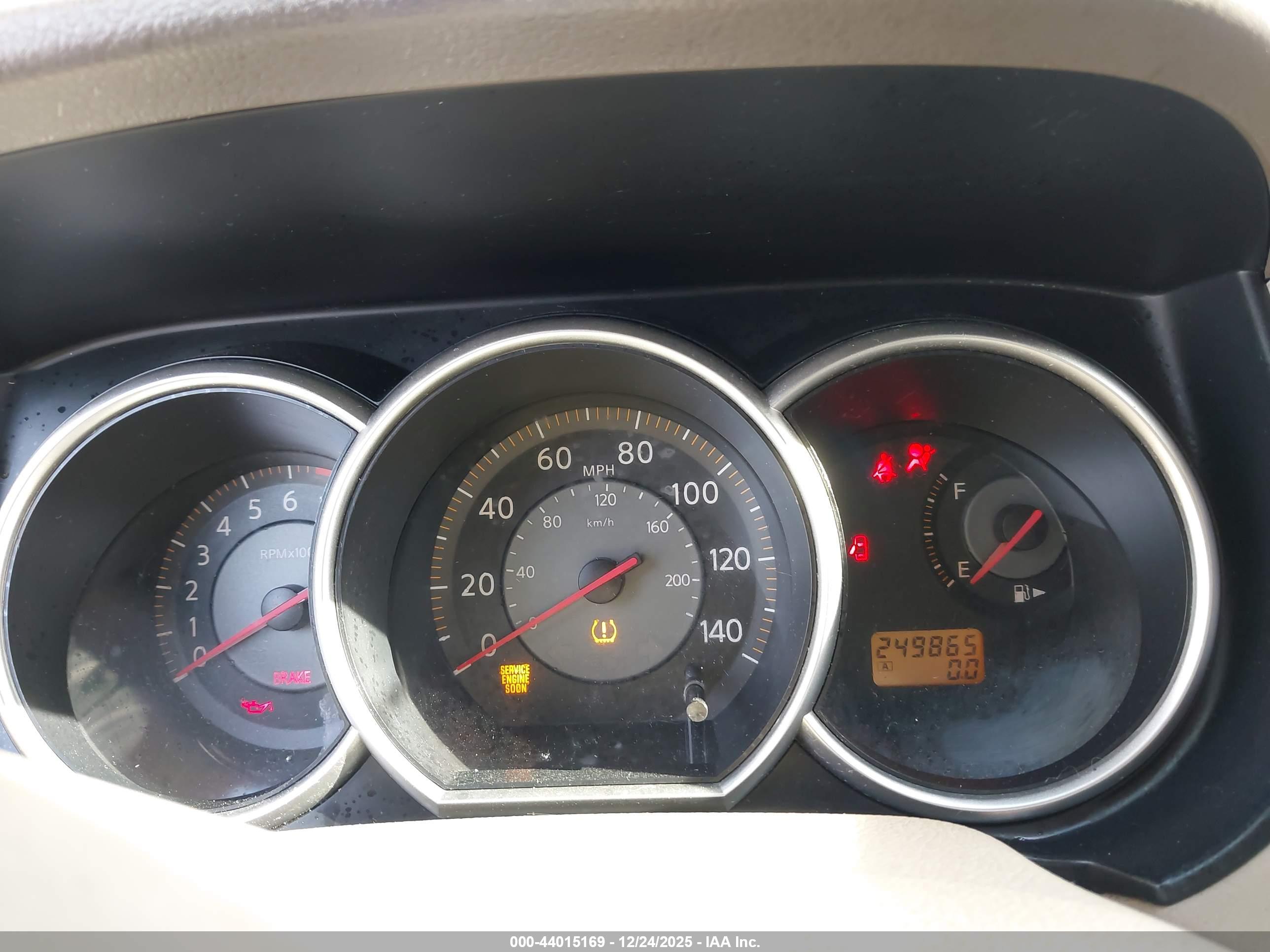 NISSAN VERSA image 7