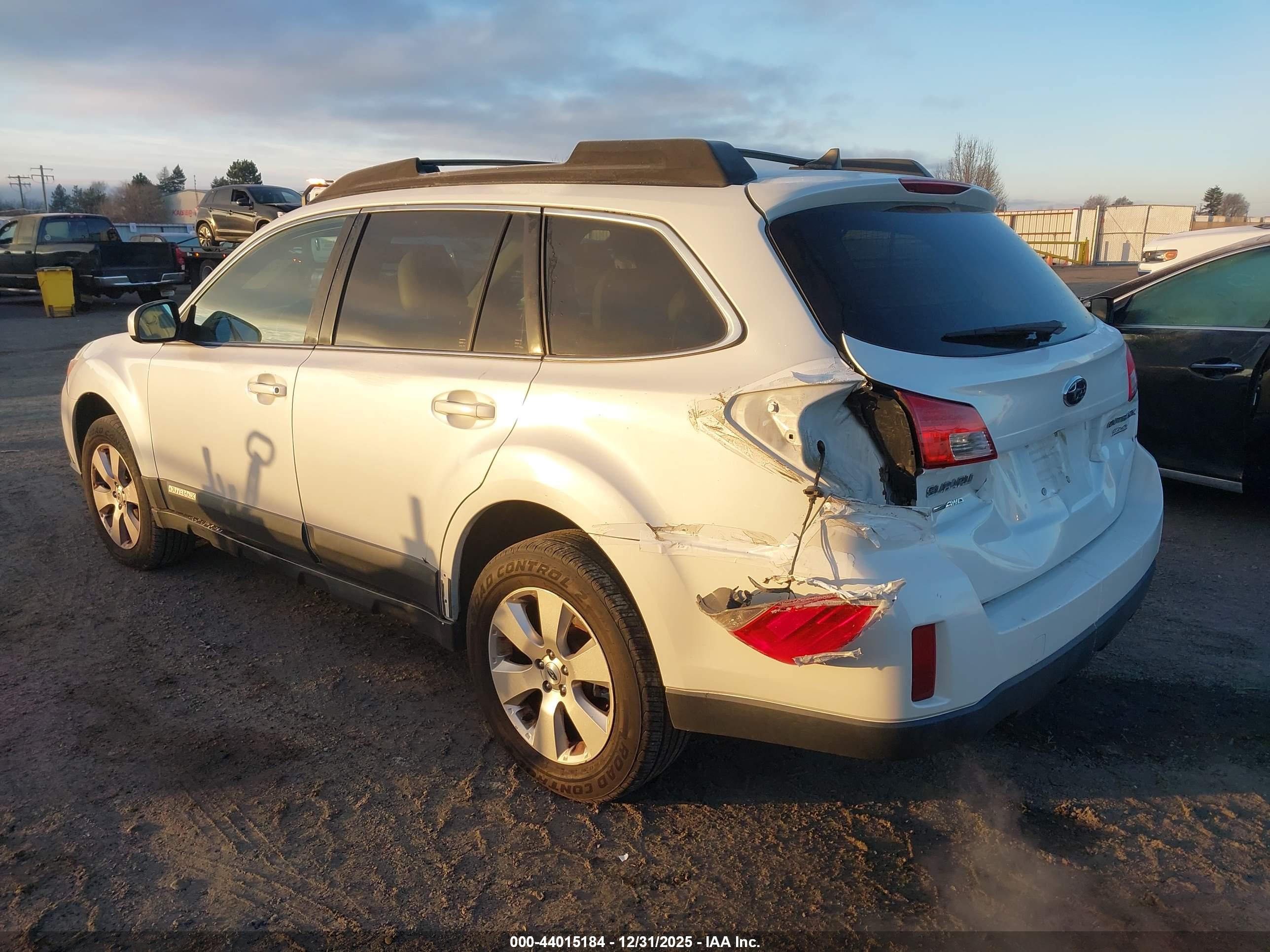 SUBARU OUTBACK image 3