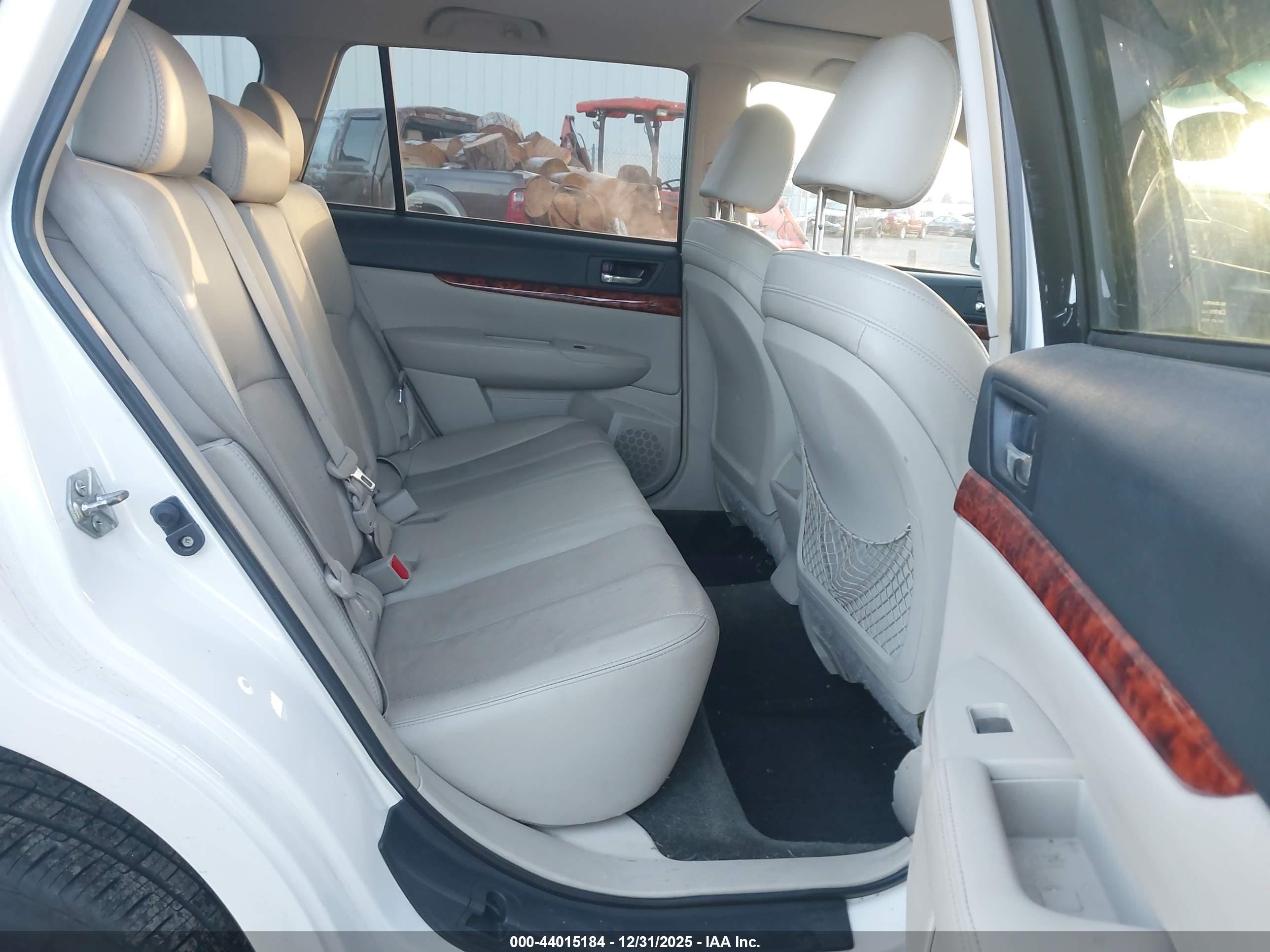 SUBARU OUTBACK image 8