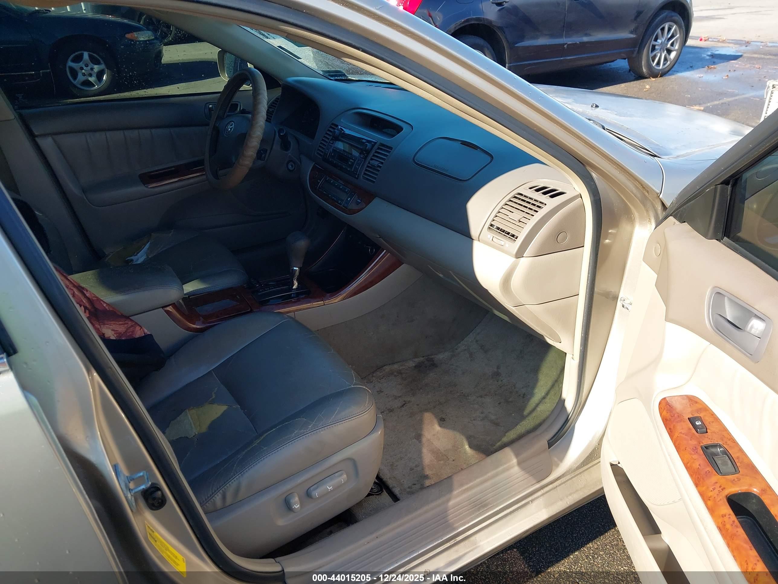 TOYOTA CAMRY image 5