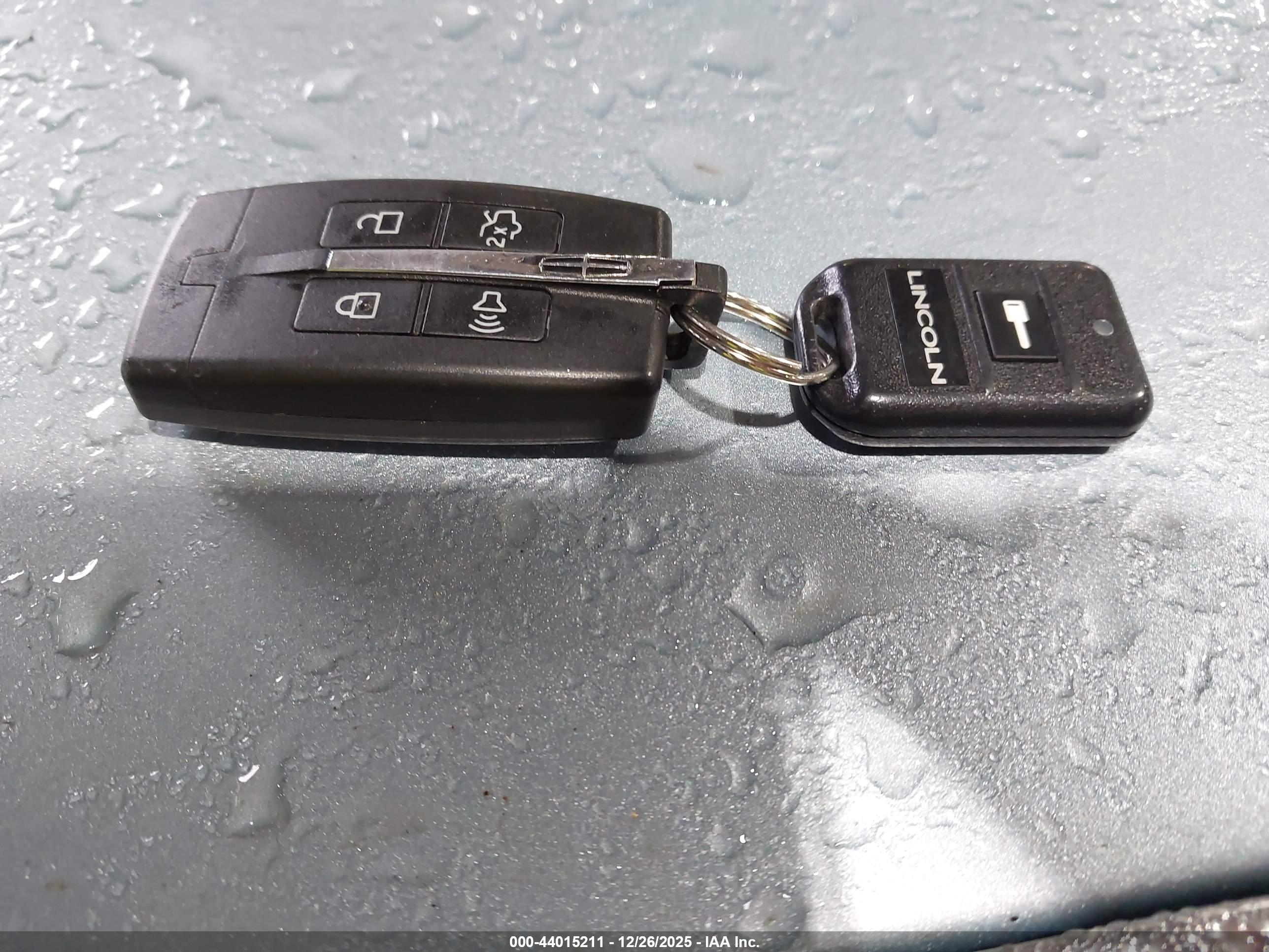 LINCOLN MKS image 11