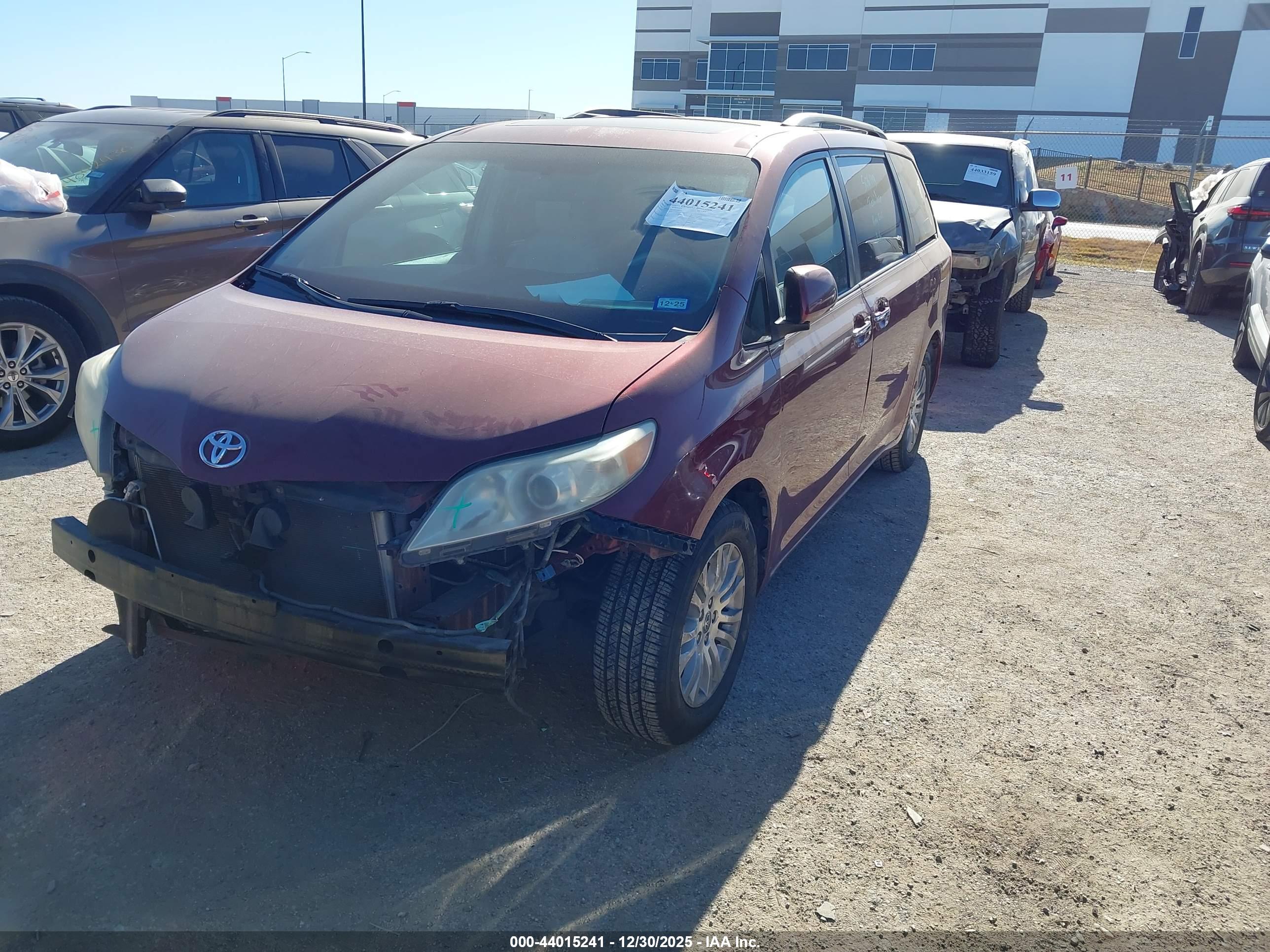 TOYOTA SIENNA image 2