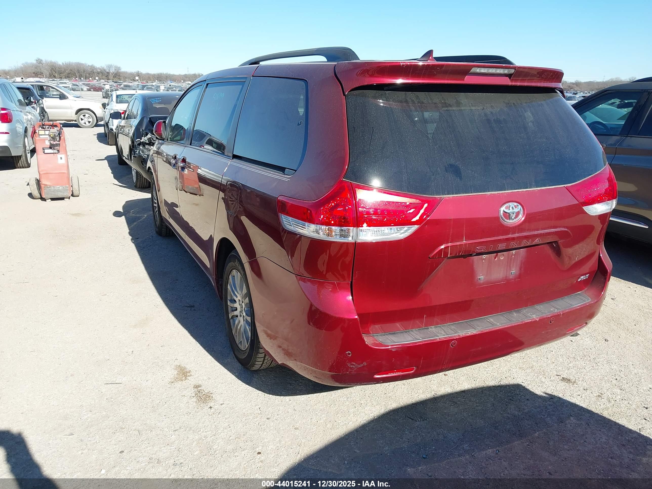 TOYOTA SIENNA image 3