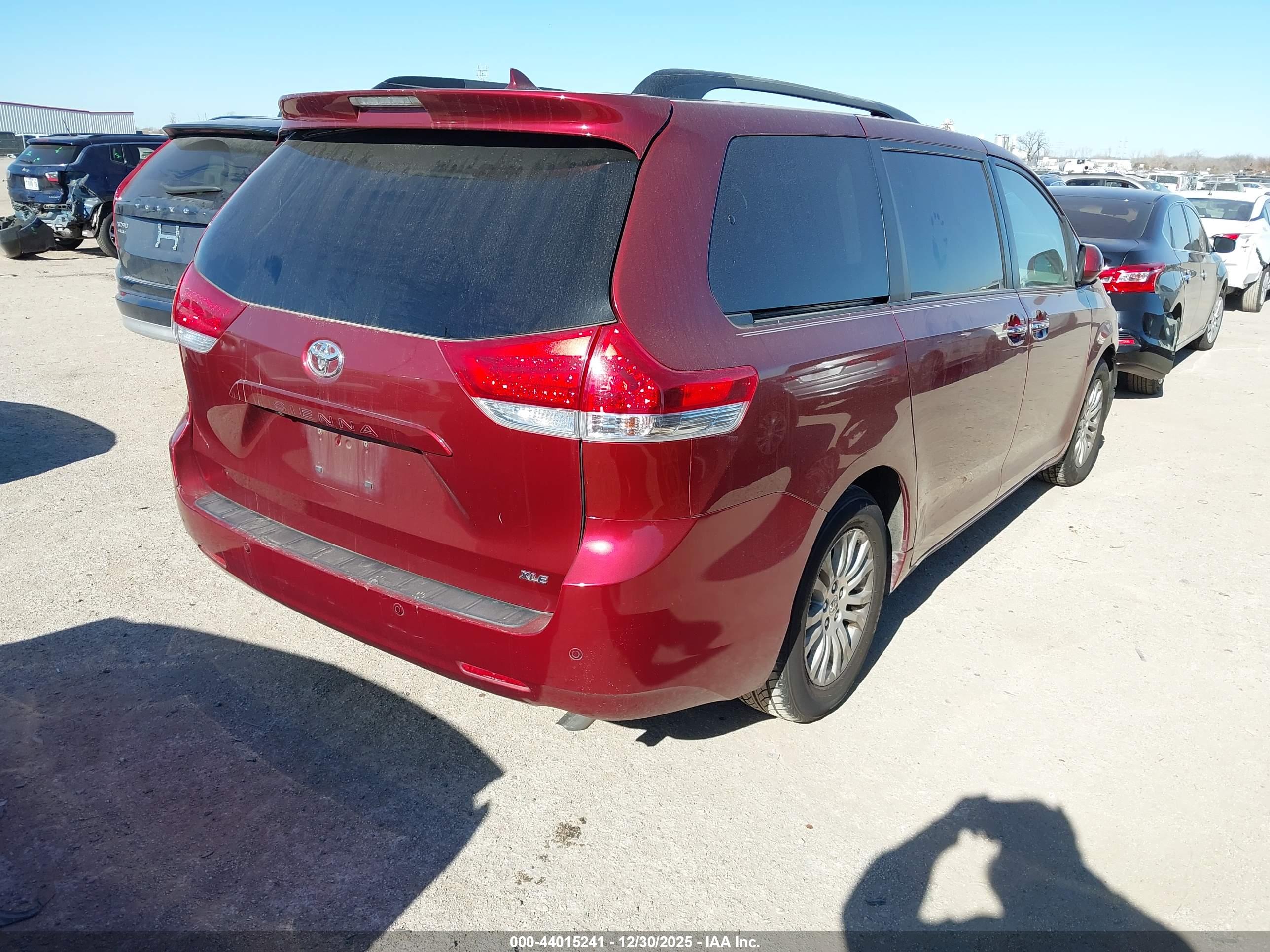 TOYOTA SIENNA image 4
