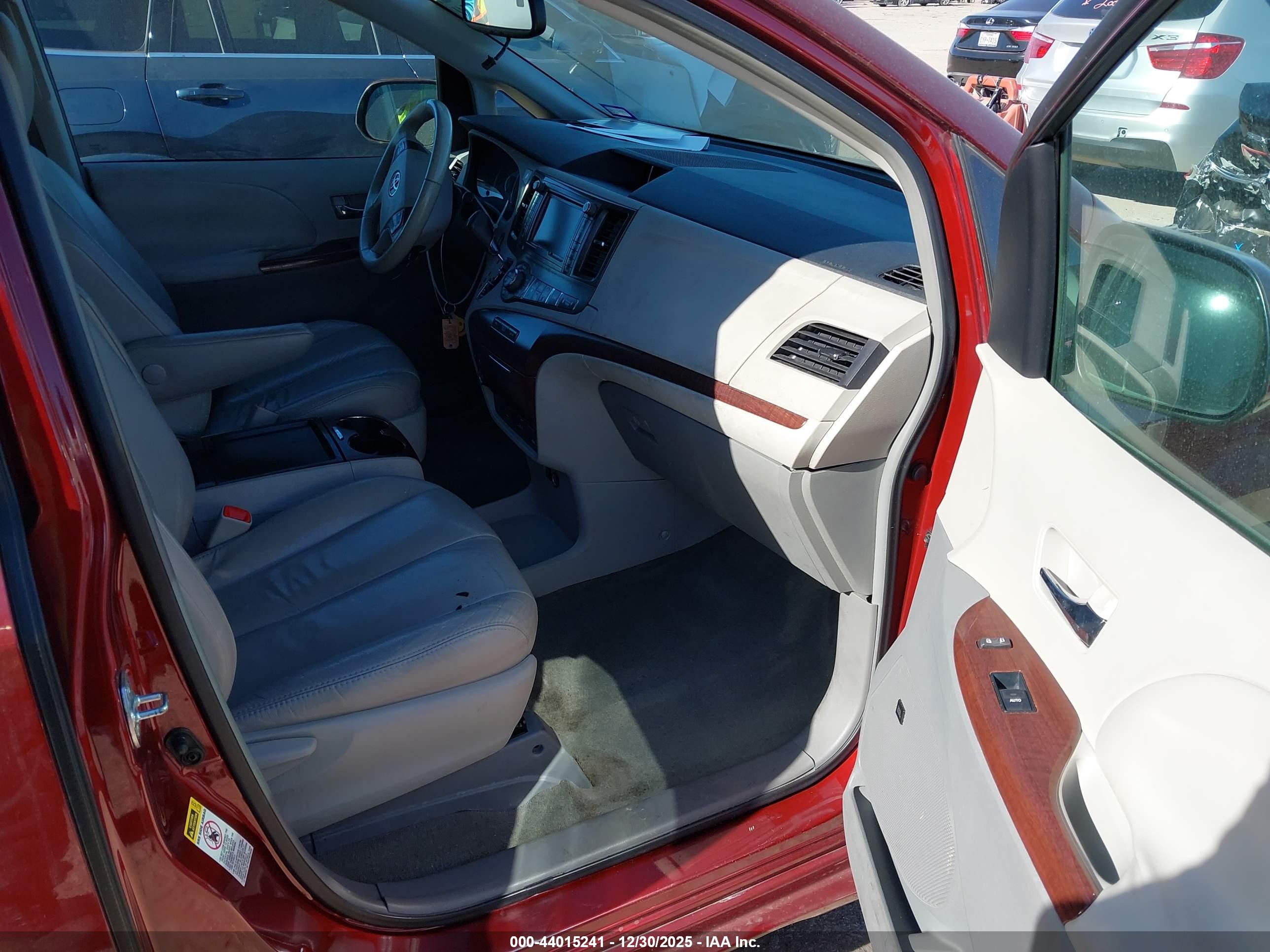 TOYOTA SIENNA image 5
