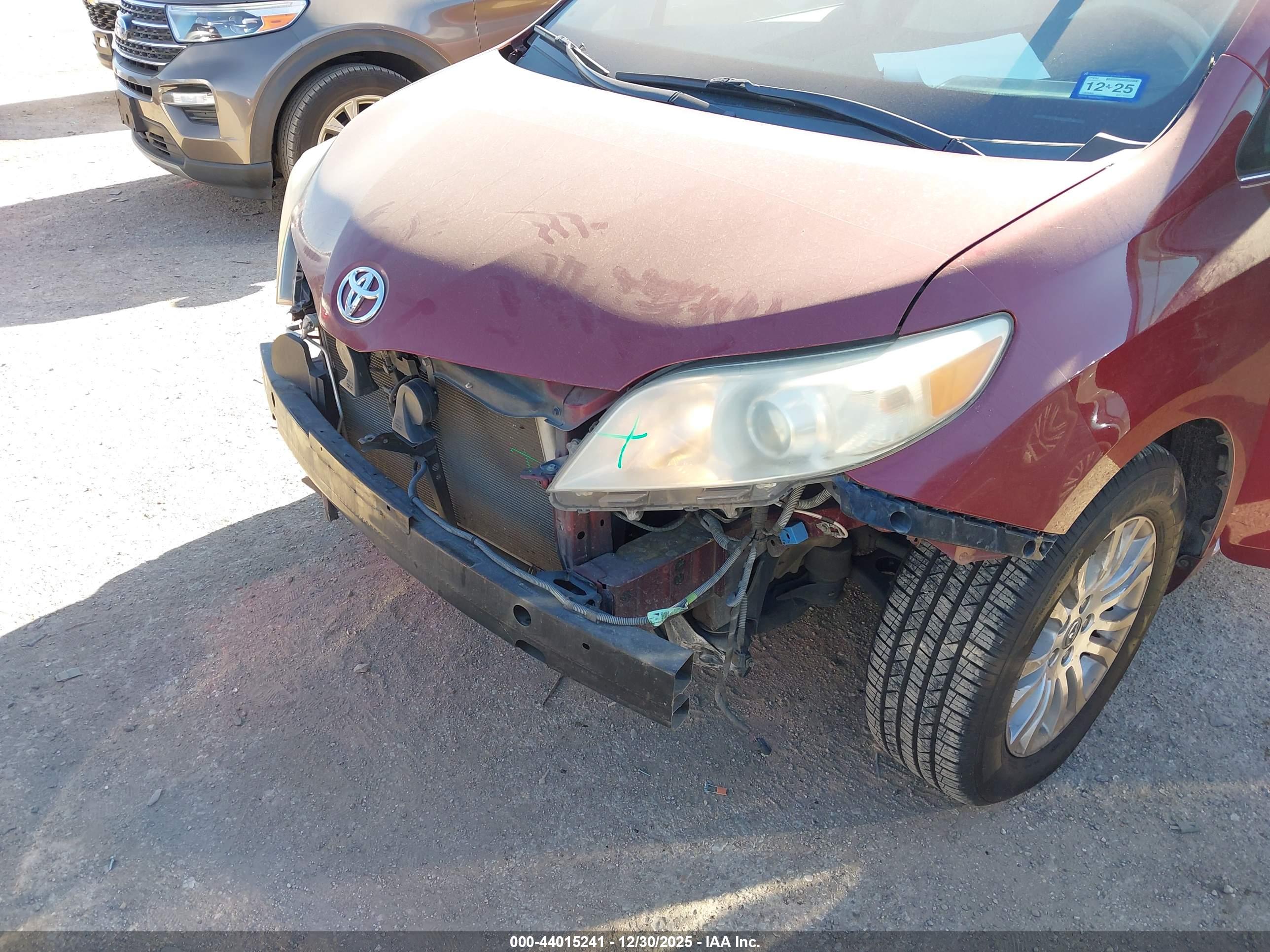 TOYOTA SIENNA image 6