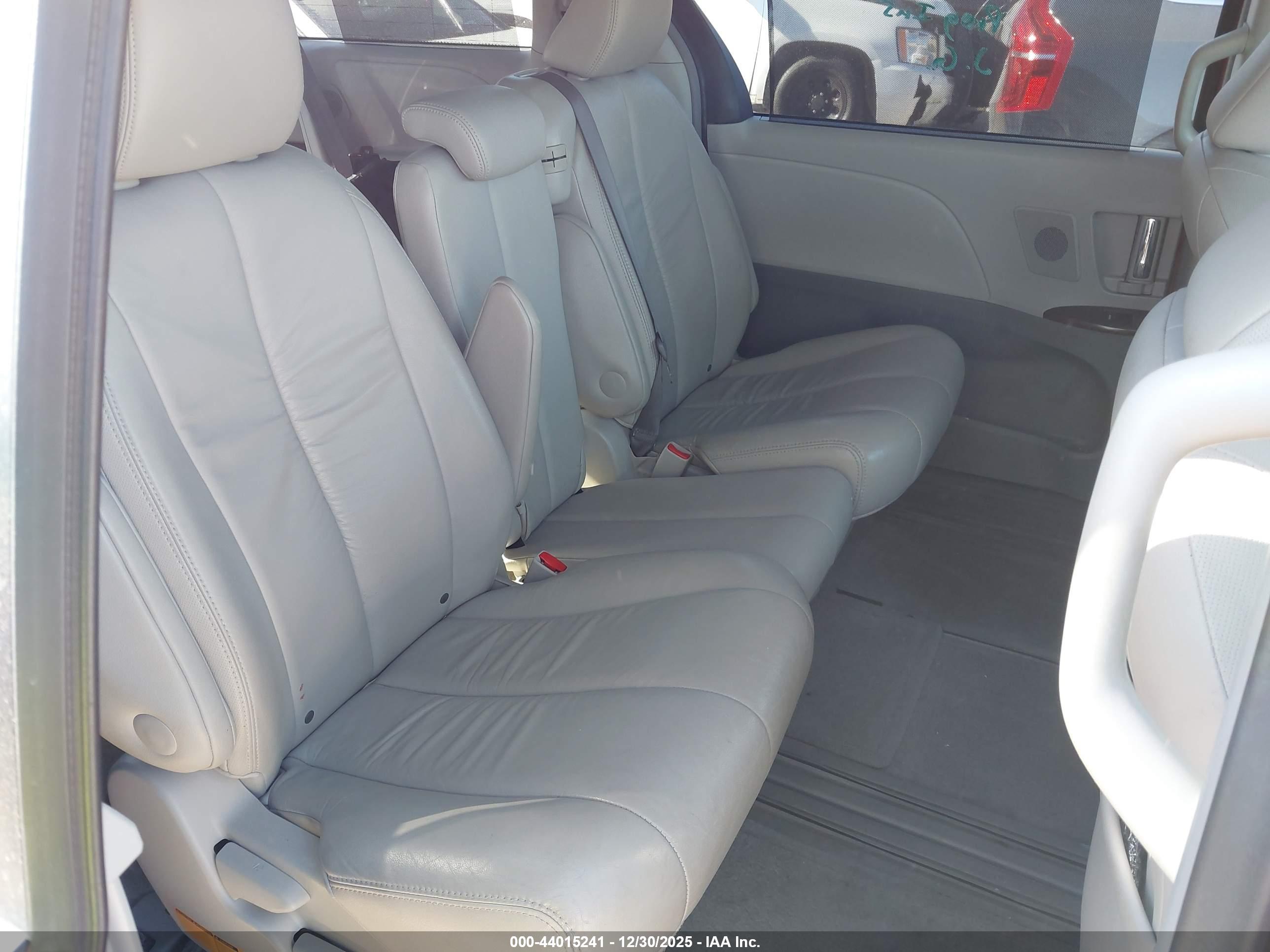 TOYOTA SIENNA image 8