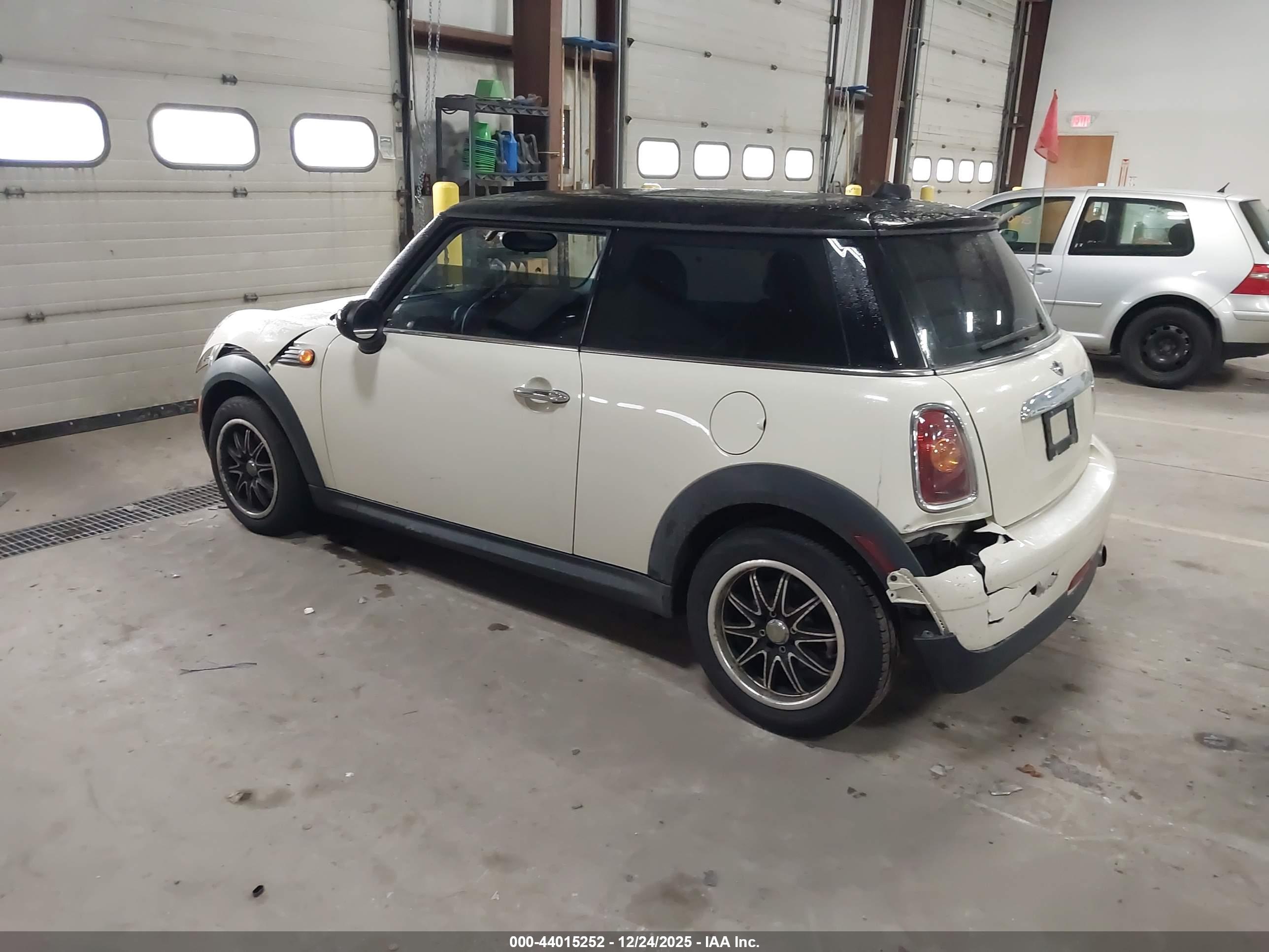 MINI COOPER image 3