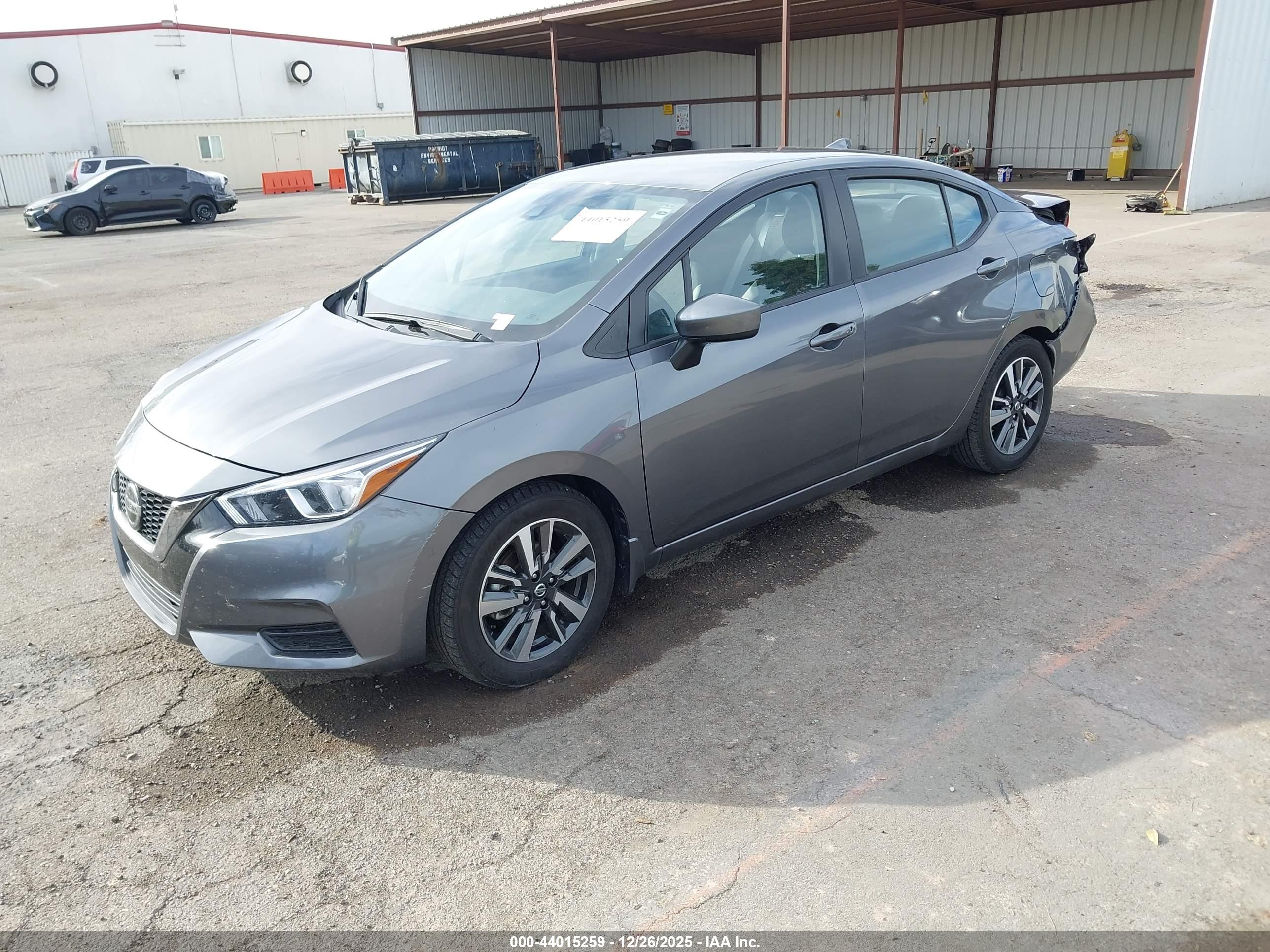 NISSAN VERSA image 2