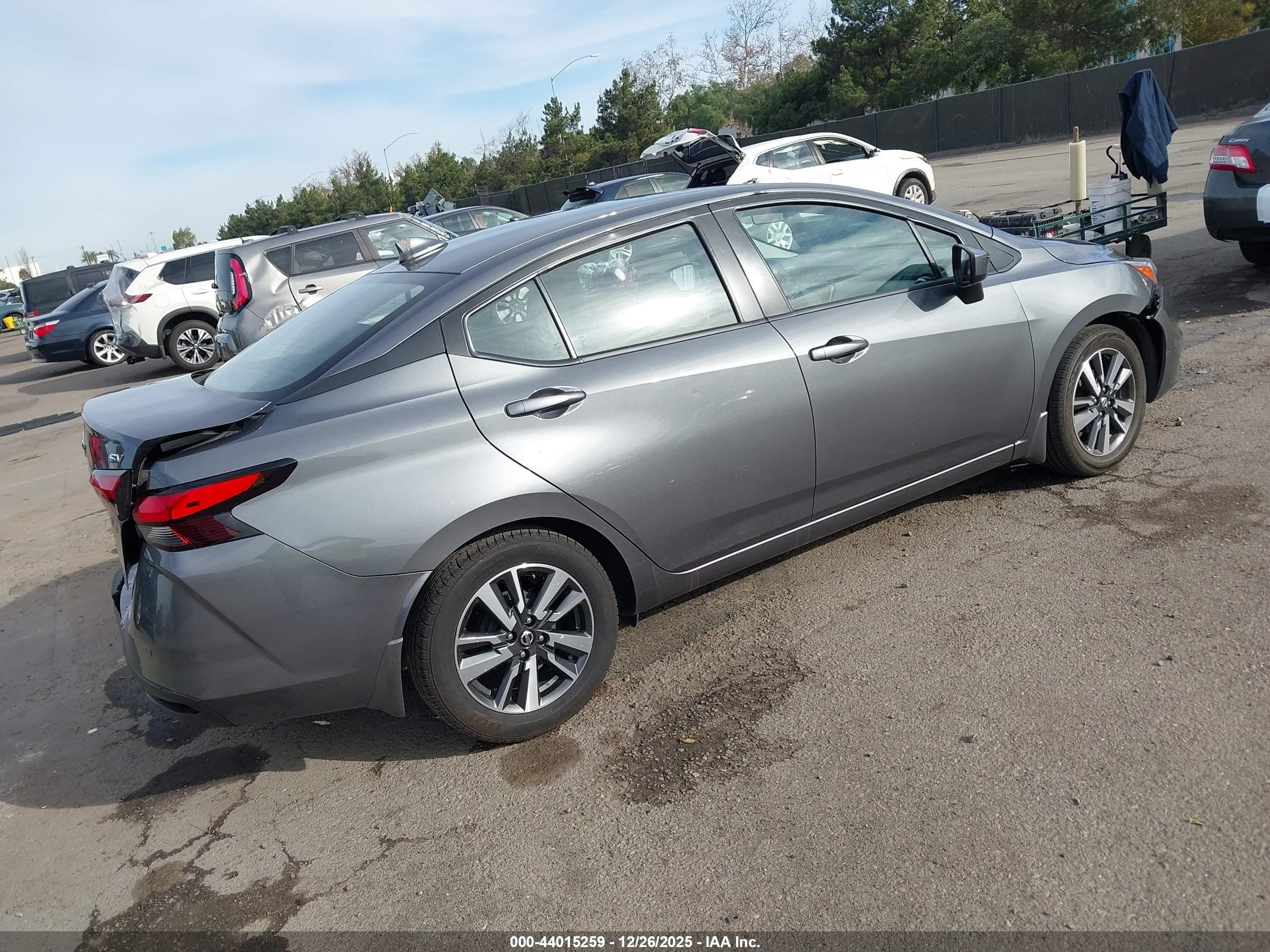 NISSAN VERSA image 4