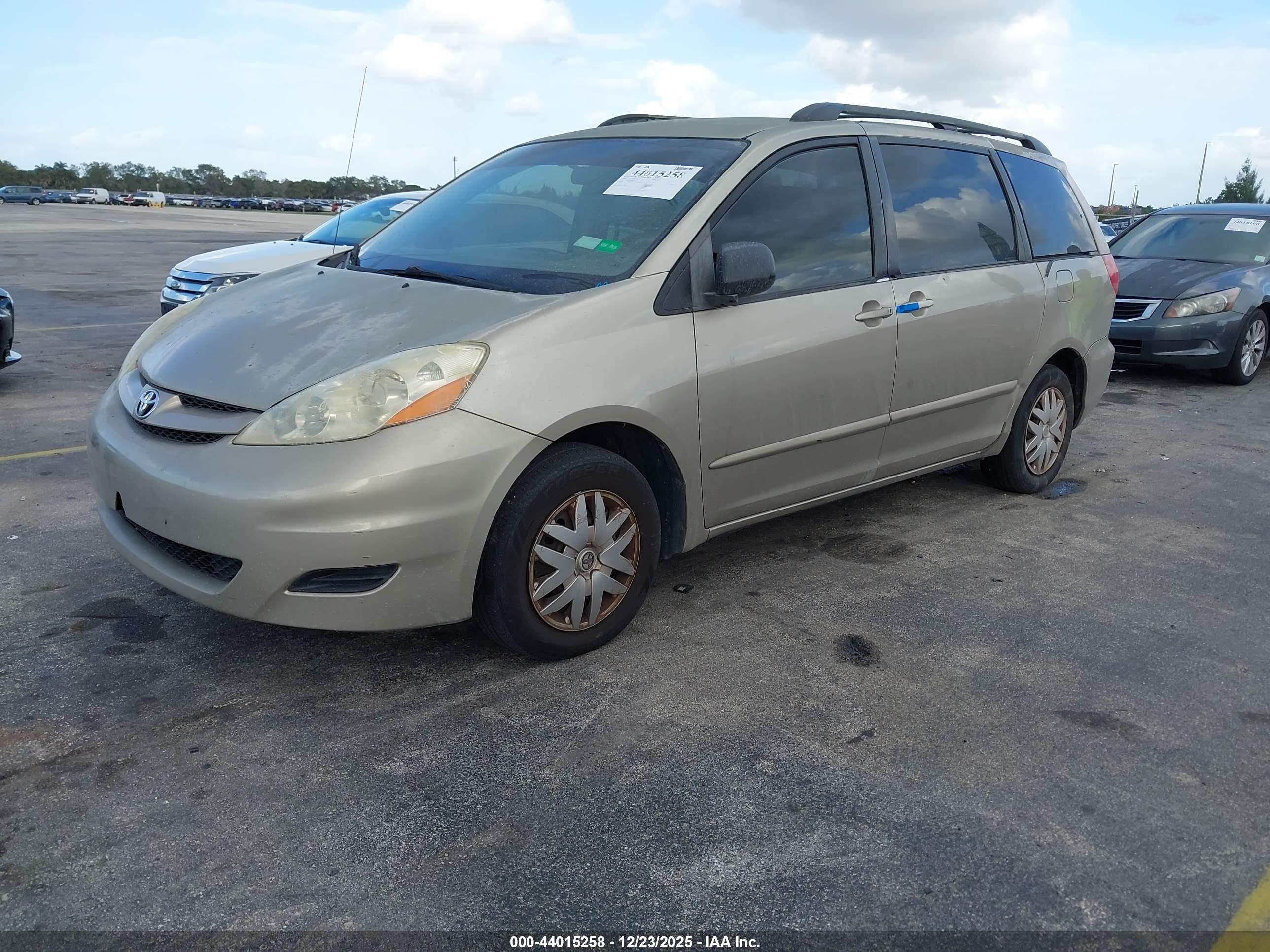 TOYOTA SIENNA image 2