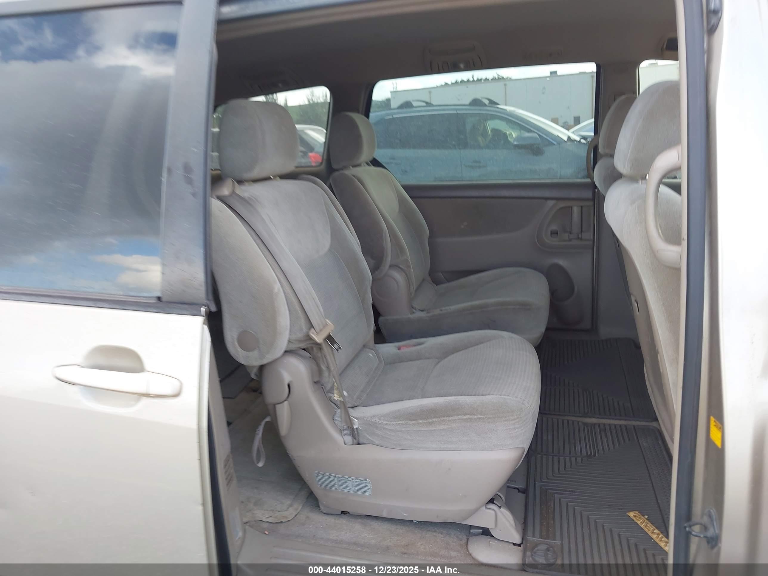 TOYOTA SIENNA image 8