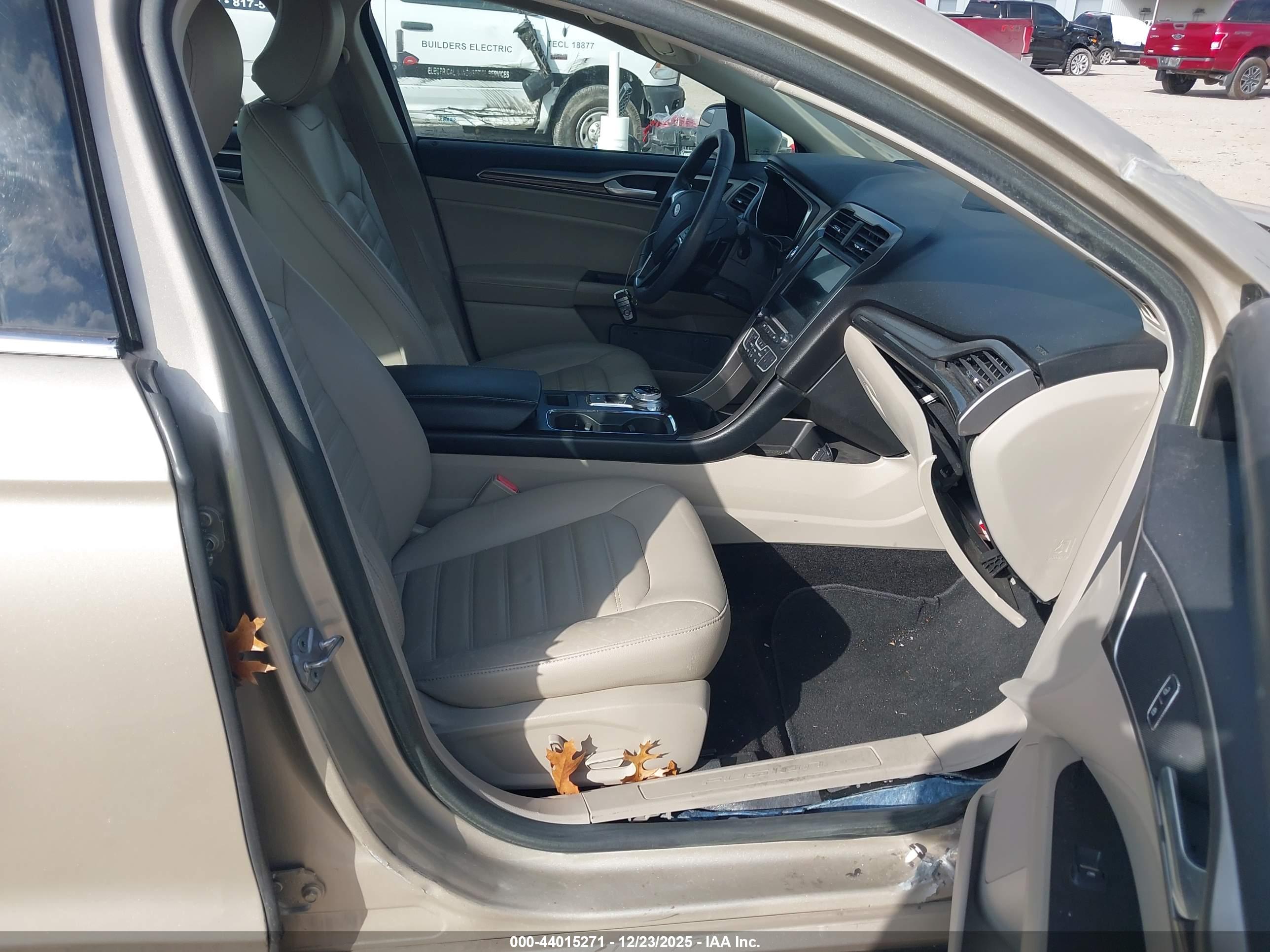 FORD FUSION image 5