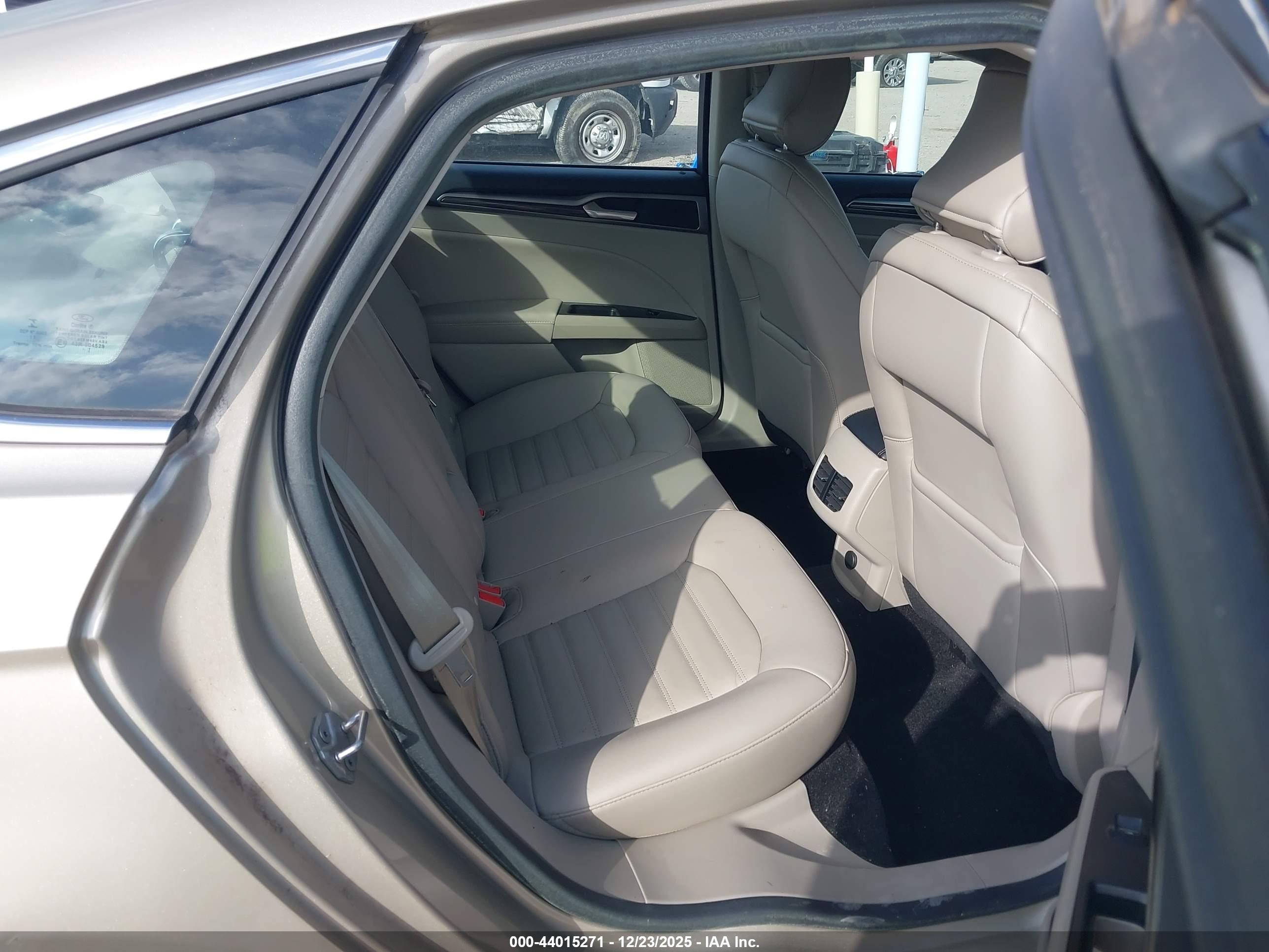 FORD FUSION image 8