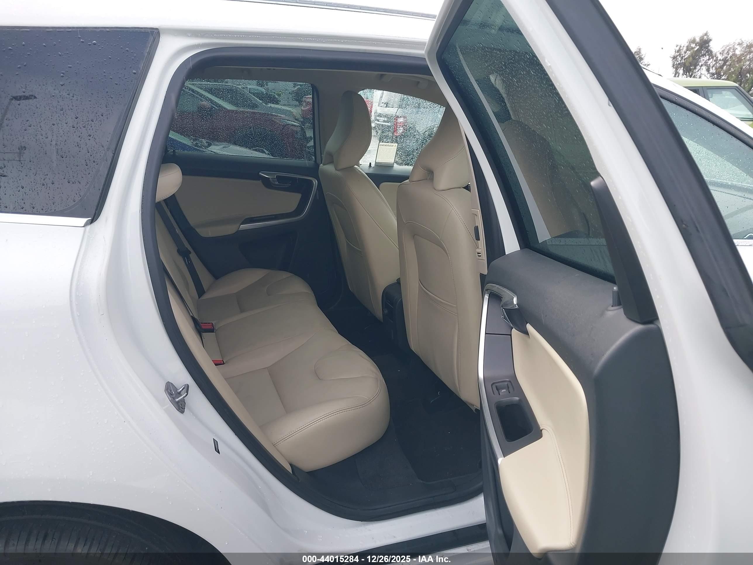 VOLVO XC60 image 8