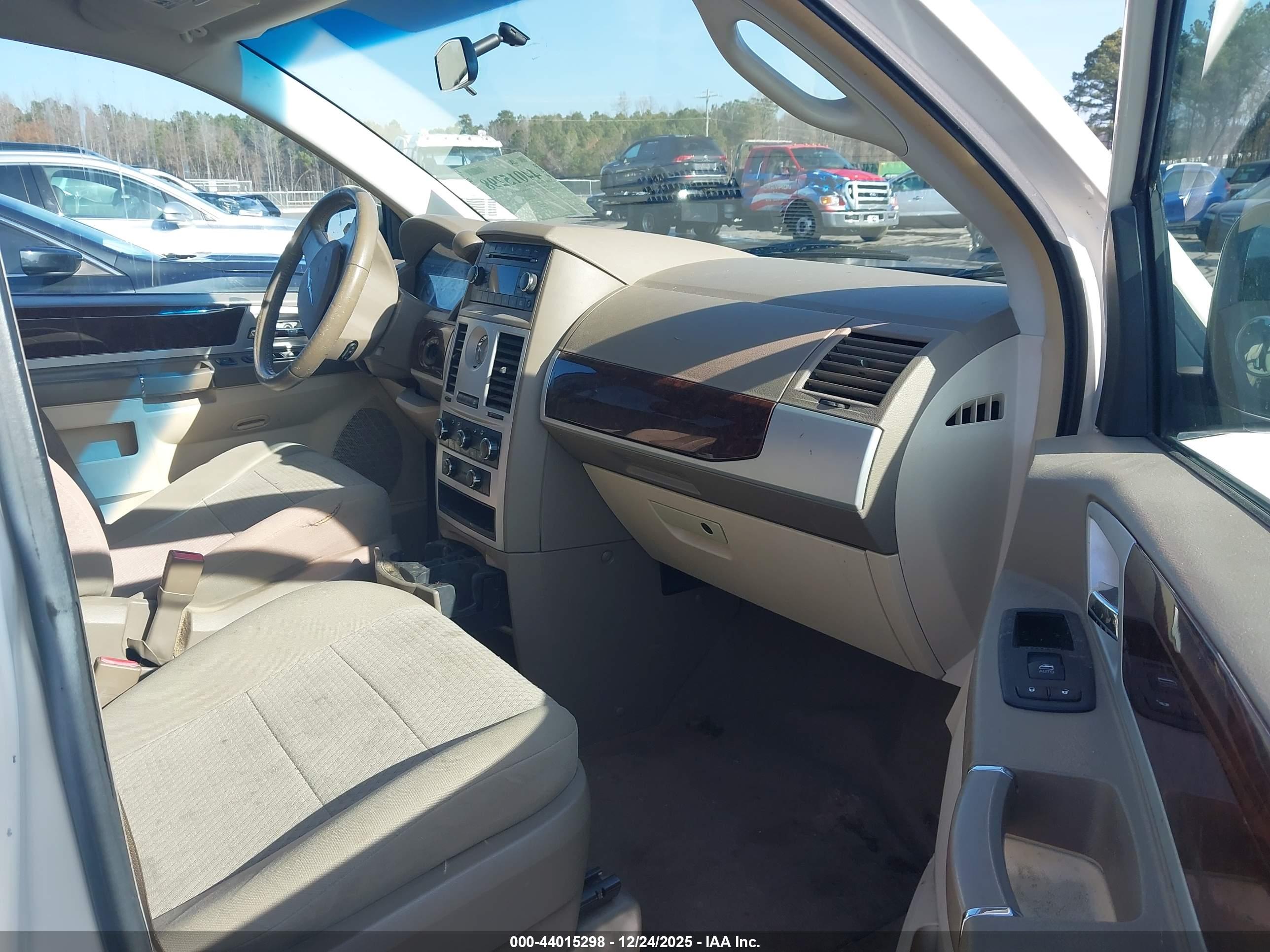 CHRYSLER TOWN image 5