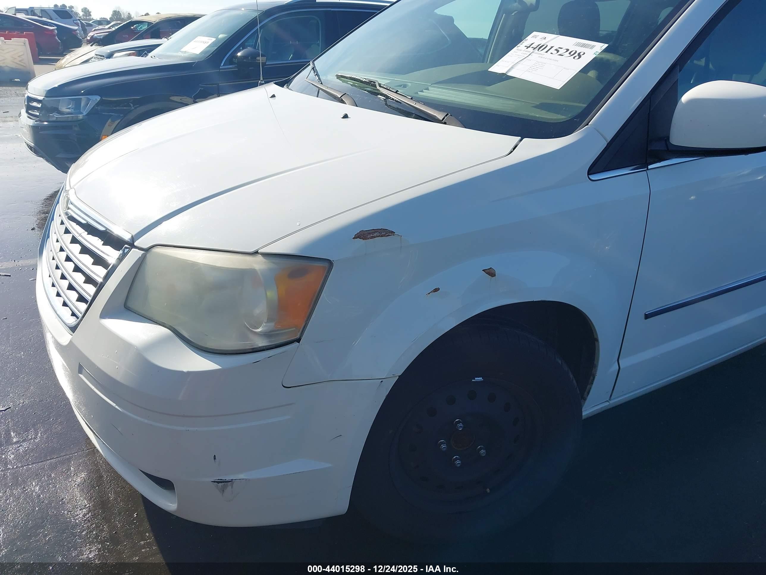 CHRYSLER TOWN image 6
