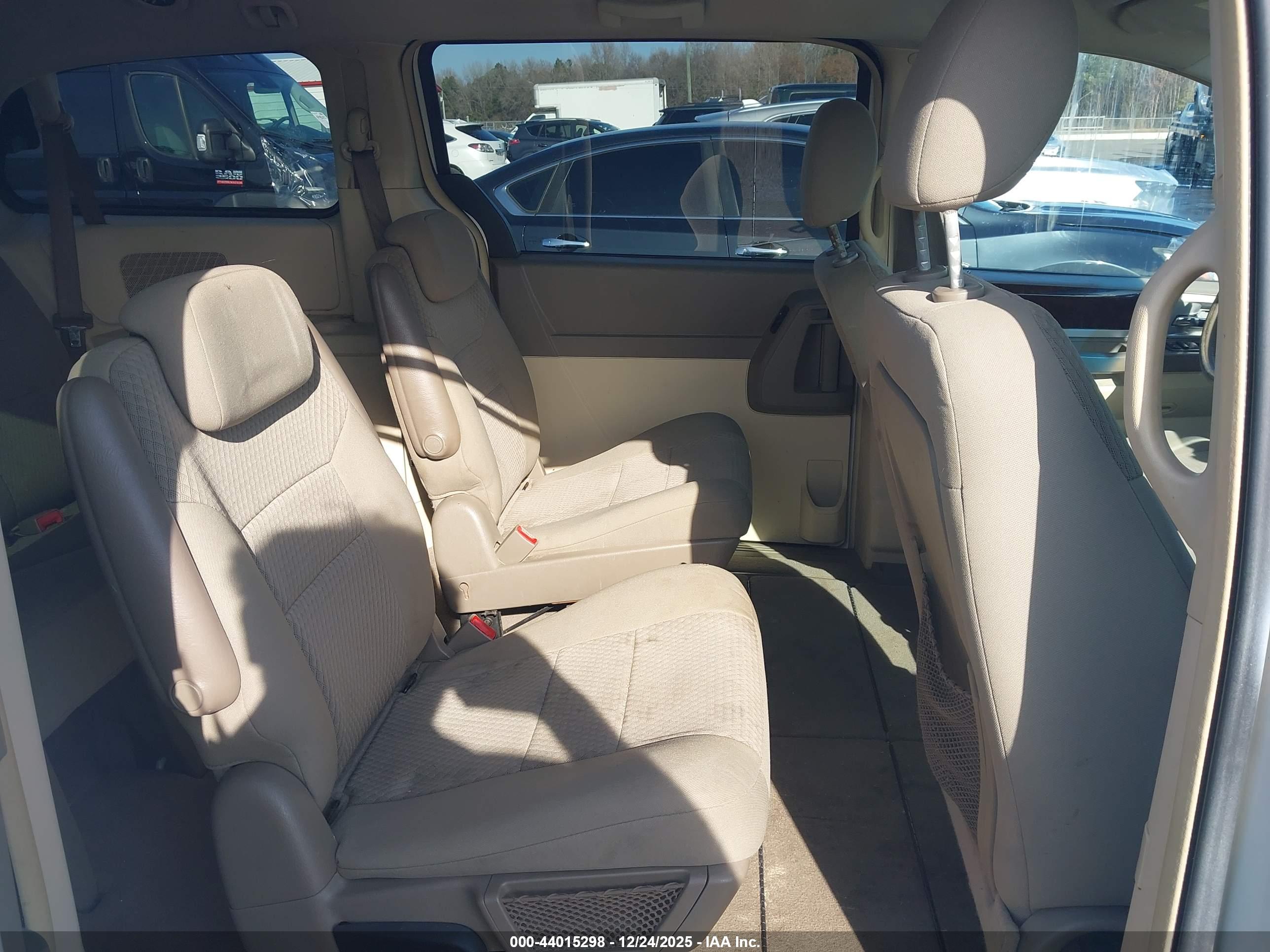 CHRYSLER TOWN image 8