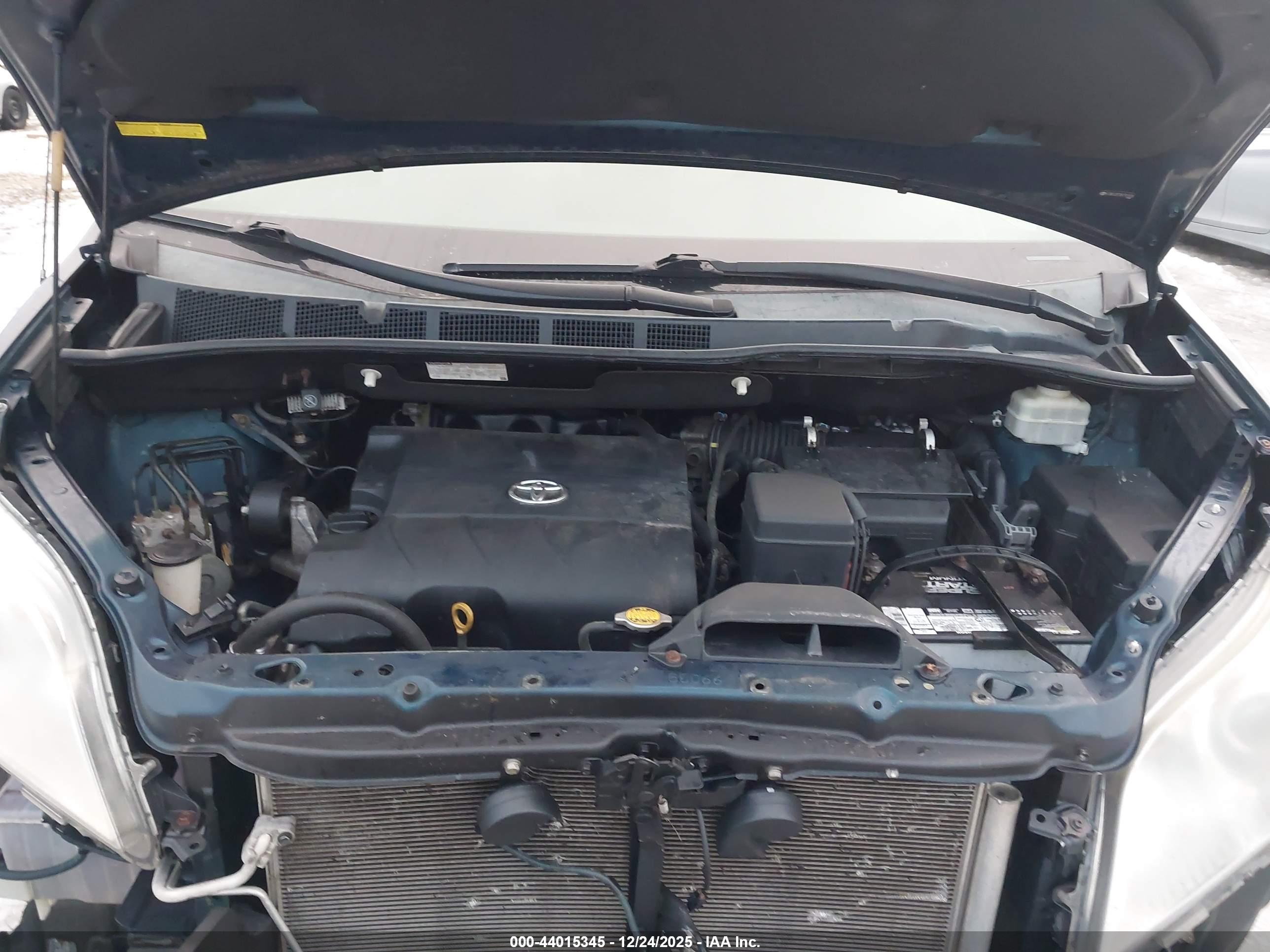 TOYOTA SIENNA image 10