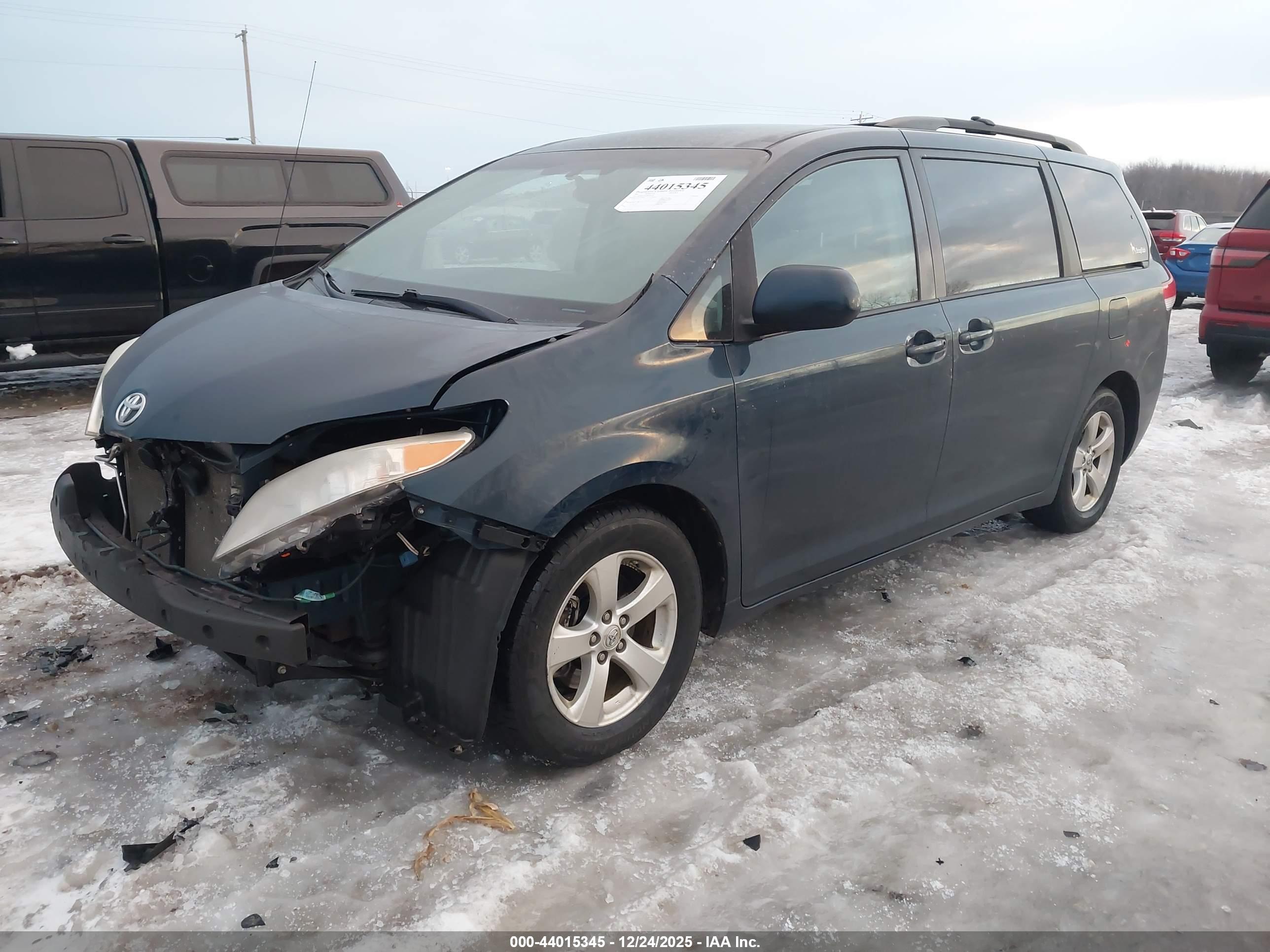 TOYOTA SIENNA image 2