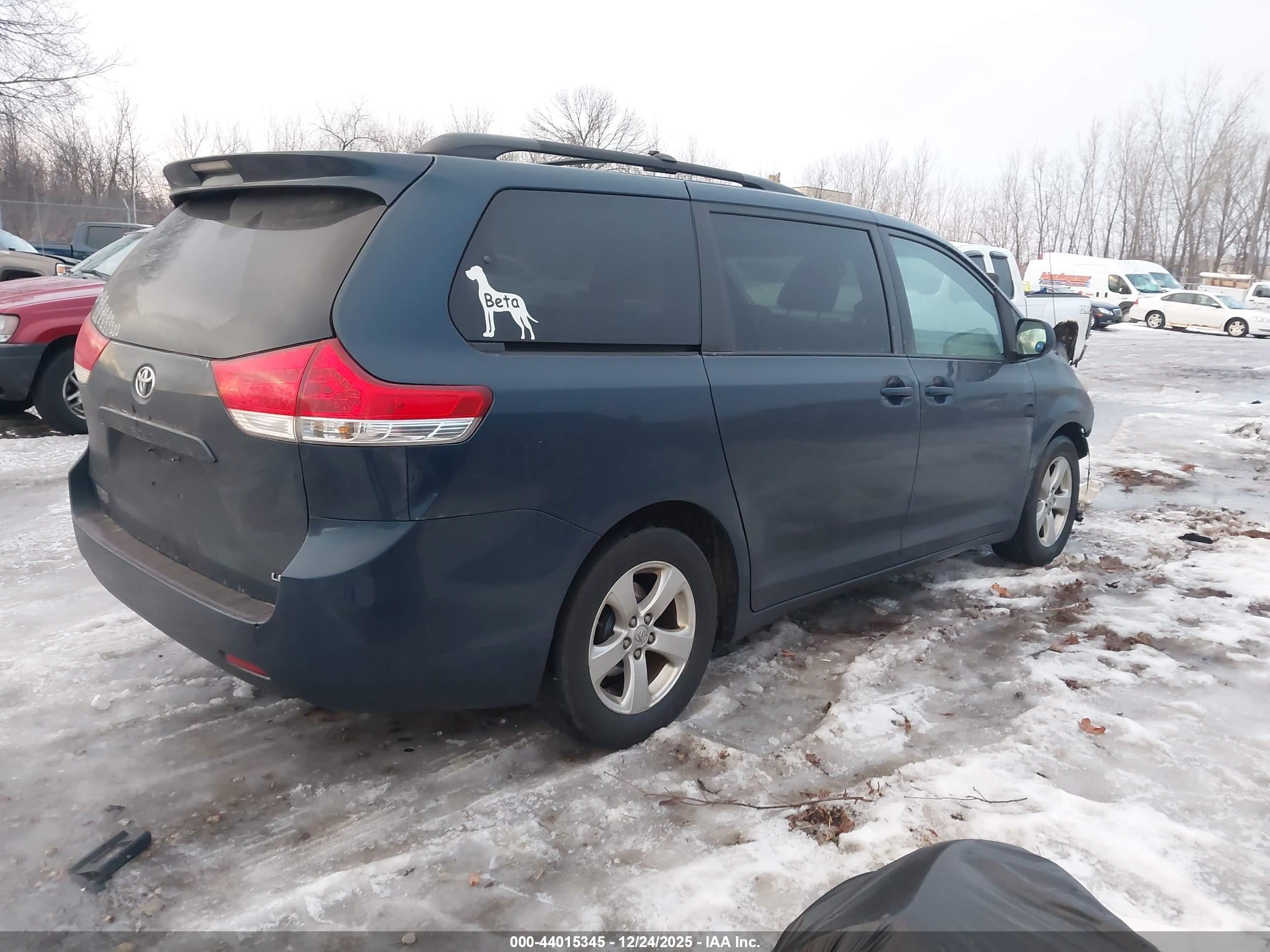 TOYOTA SIENNA image 4